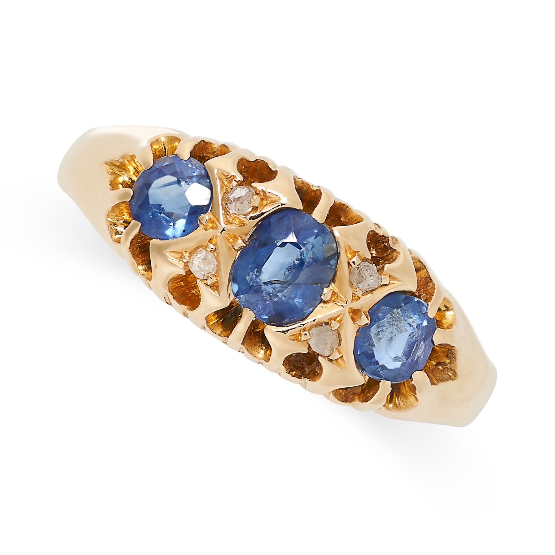 AN ANTIQUE SAPPHIRE AND DIAMOND RING in 18ct yellow gold, set with three round and cushion cut