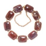 AN ANTIQUE AGATE LINK BRACELET comprising nine rectangular polished agate links, no assay marks,