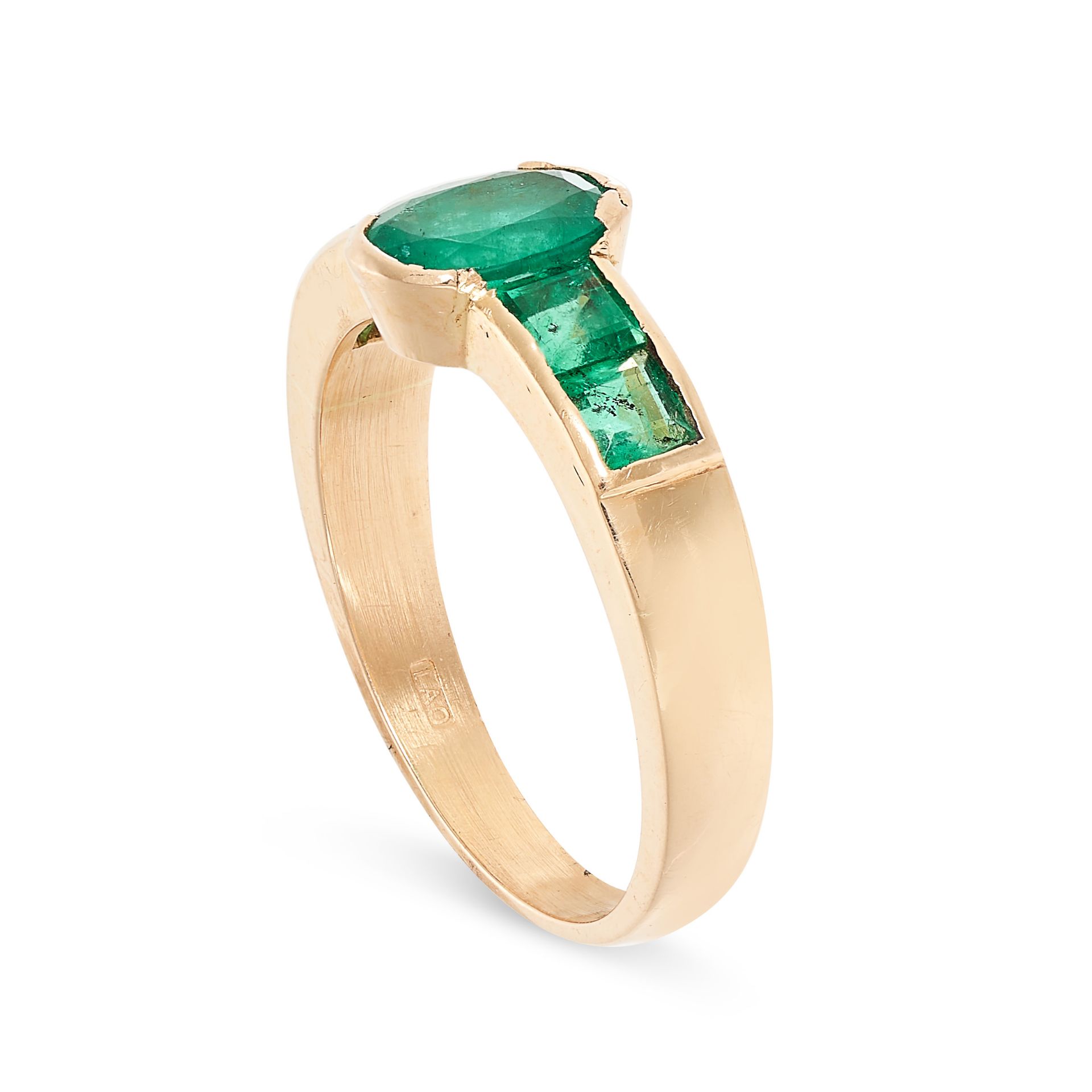 AN EMERALD DRESS RING in 18ct yellow gold, the band set with an oval cut emerald between step cut - Bild 2 aus 2