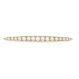 AN ANTIQUE PEARL AND DIAMOND BAR BROOCH in 15ct yellow gold, set with a row of graduated pearls