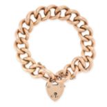 AN ANTIQUE GOLD CURB LINK BRACELET in 9ct yellow gold, comprising a curb link chain with a heart