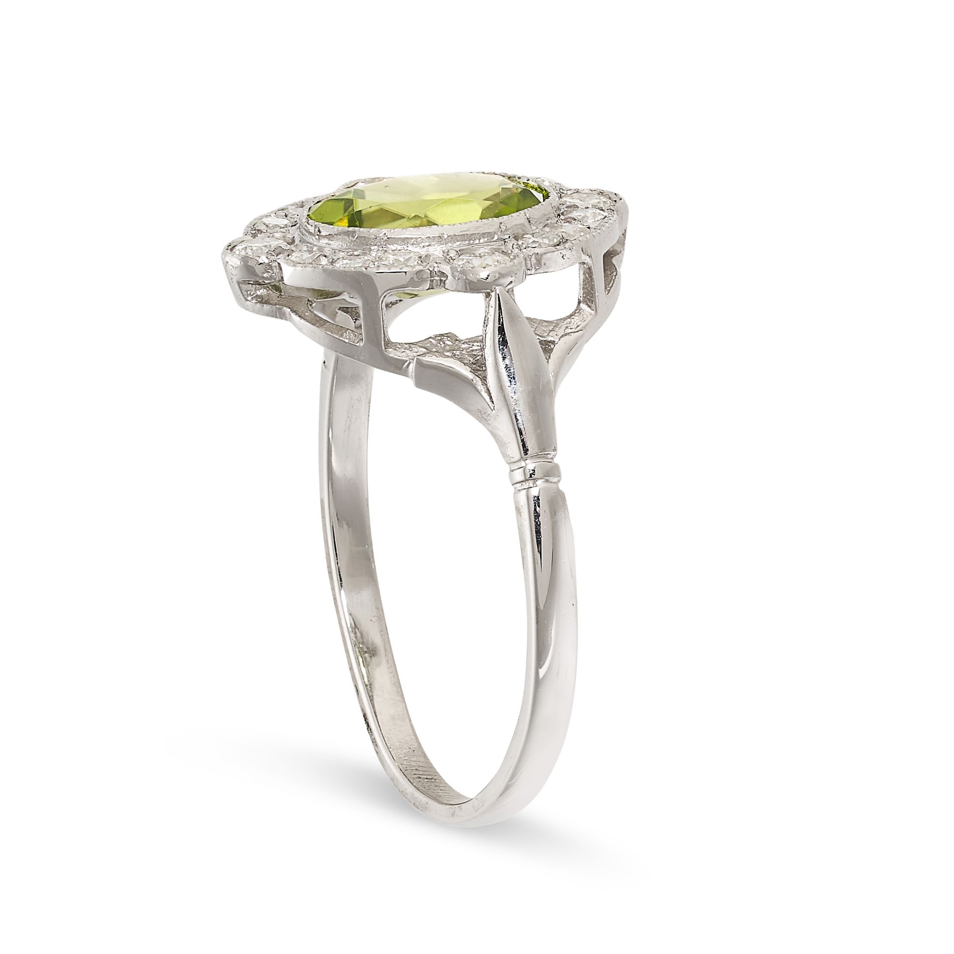 A PERIDOT AND DIAMOND CLUSTER DRESS RING in platinum, set with an oval cut peridot within a border - Bild 2 aus 2