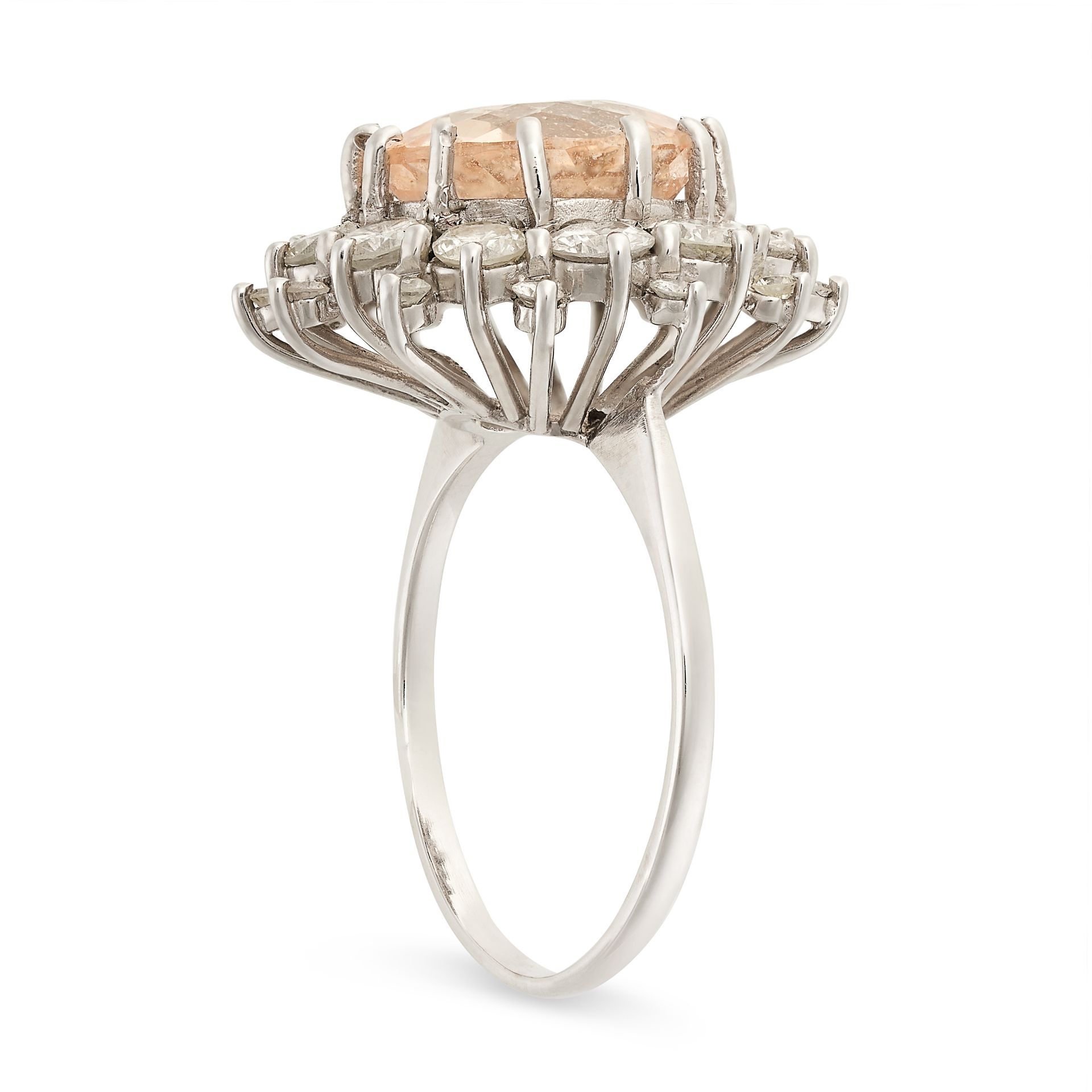 A MORGANITE AND DIAMOND CLUSTER RING set with a round cut morganite of 3.91 carats in a cluster of - Bild 2 aus 2