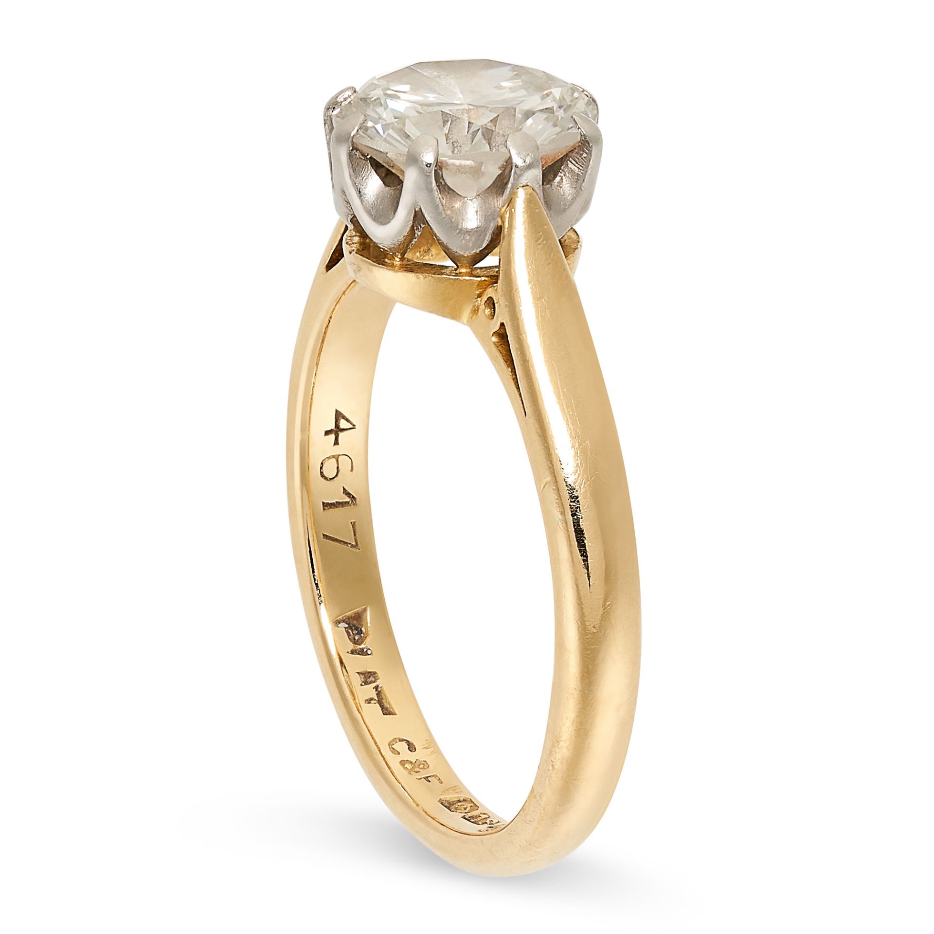 A SOLITAIRE DIAMOND ENGAGEMENT RING in 18ct yellow gold, set with a round brilliant cut diamond of - Bild 2 aus 2