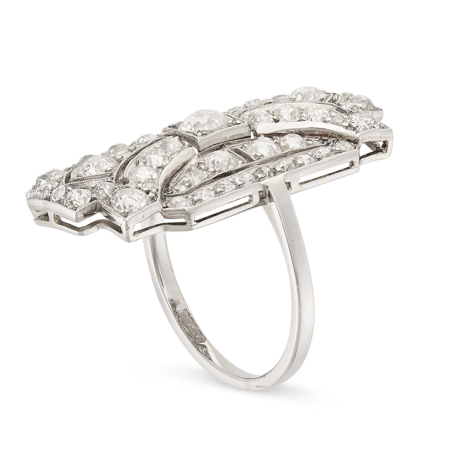 AN ANTIQUE DIAMOND PLAQUE RING in platinum, set with old cut diamonds totalling 2.0-2.2 carats, H. - Bild 2 aus 2