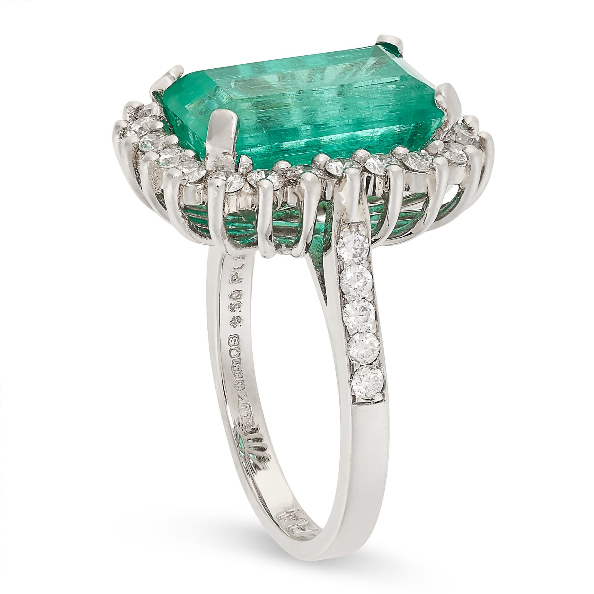 AN EMERALD AND DIAMOND CLUSTER RING in platinum, set with an octagonal cut emerald of 5.60 carats, - Bild 2 aus 2