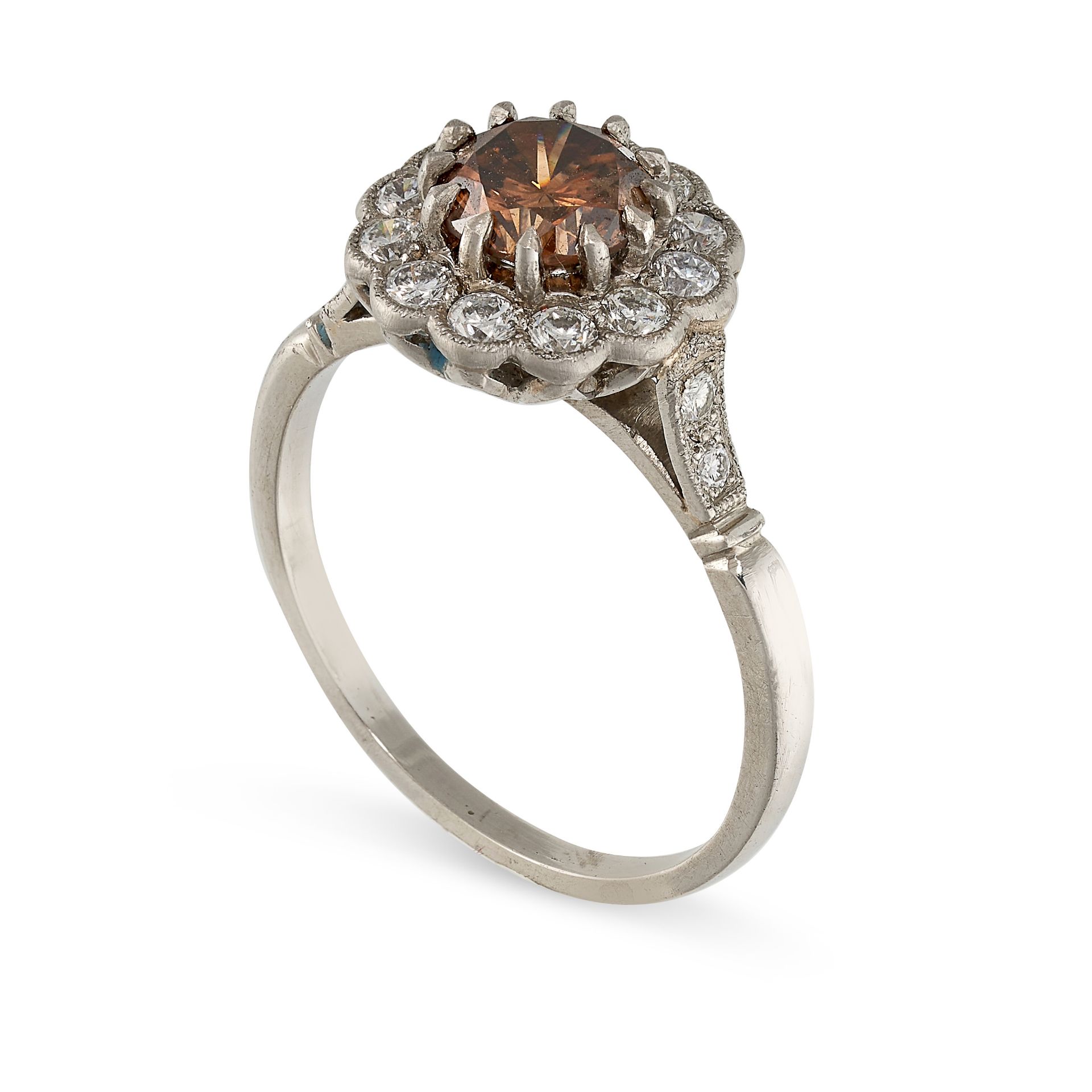 A FANCY COLOURED DIAMOND AND WHITE DIAMOND CLUSTER RING set with a round cut brown diamond of 1.01 - Bild 2 aus 2