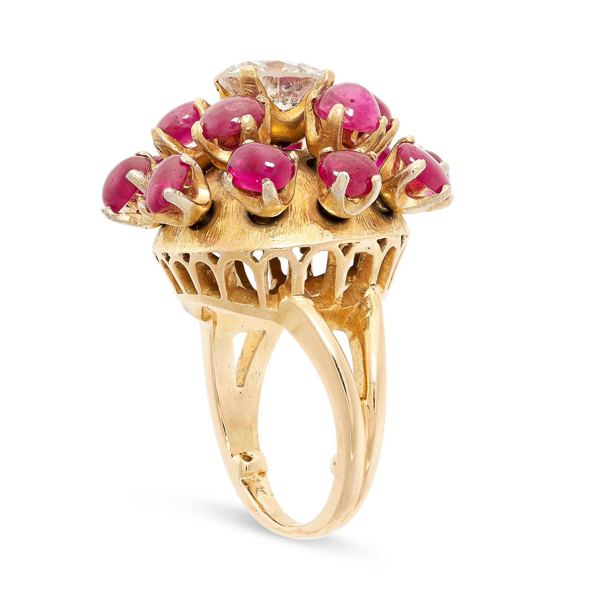 A RUBY AND DIAMOND DRESS RING in yellow gold, the domed face set with a round brilliant cut - Bild 2 aus 2