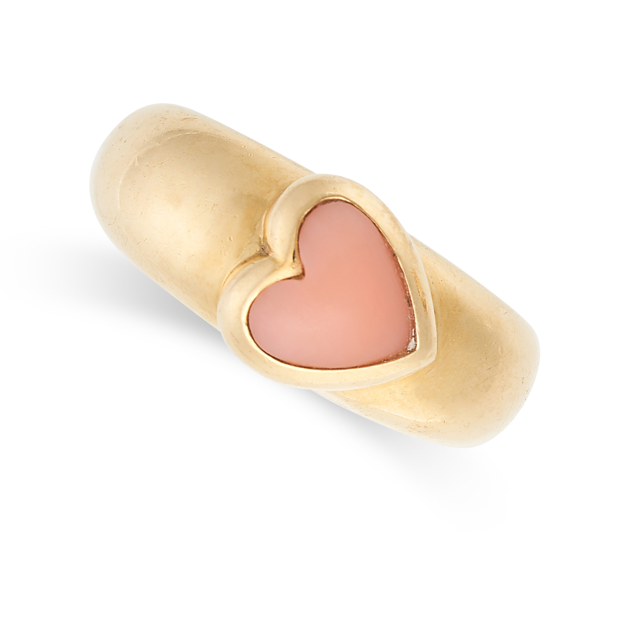 VAN CLEEF & ARPELS, A CORAL HEART RING in 18ct yellow gold, set with a polished heart shaped