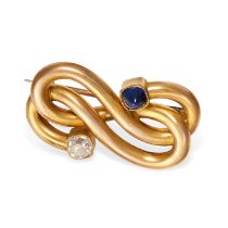AN ANTIQUE SAPPHIRE AND DIAMOND BROOCH in yellow gold, of scrolling design, terminating with an