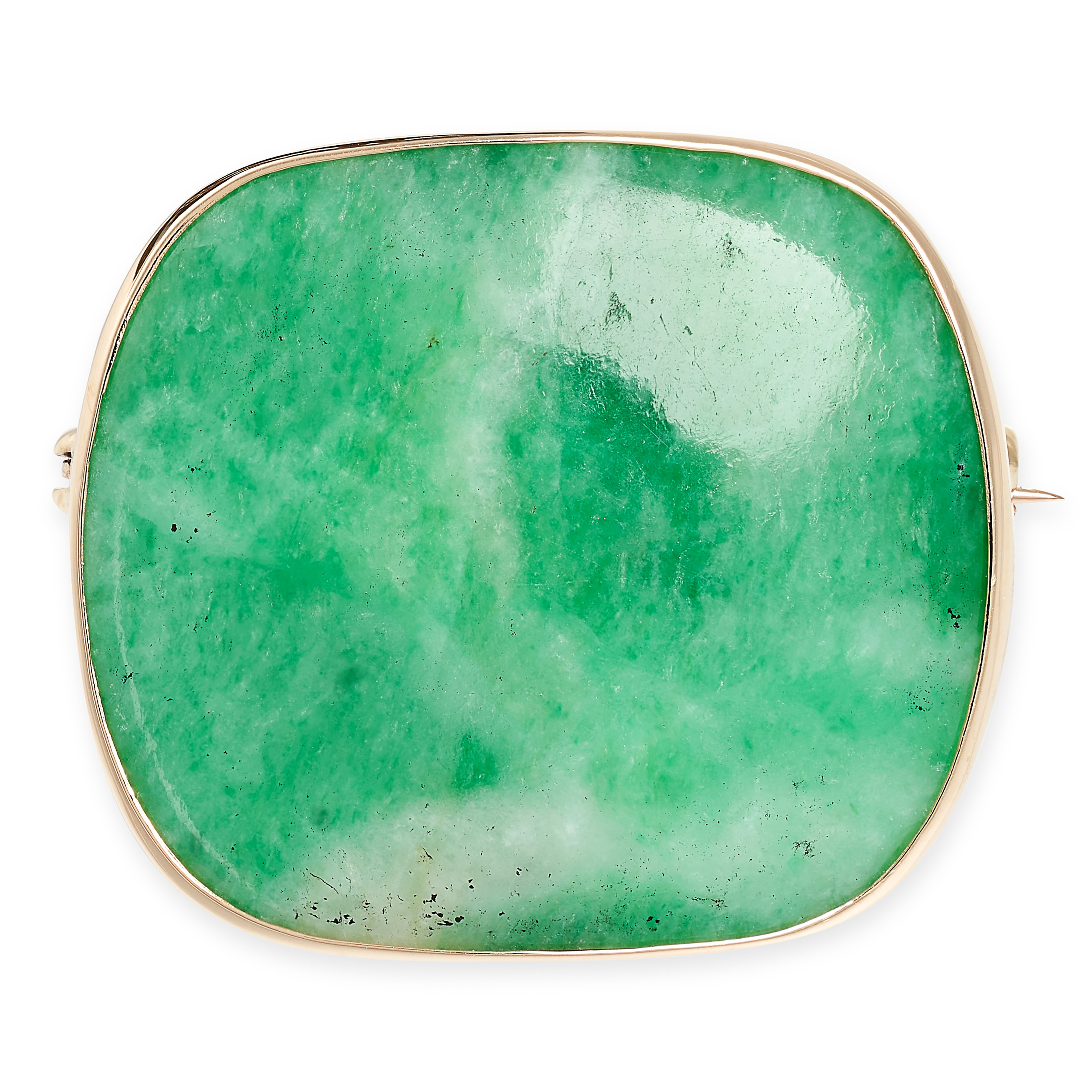 A JADEITE JADE BROOCH in yellow gold, set with a central piece of polished jadeite jade, no assay