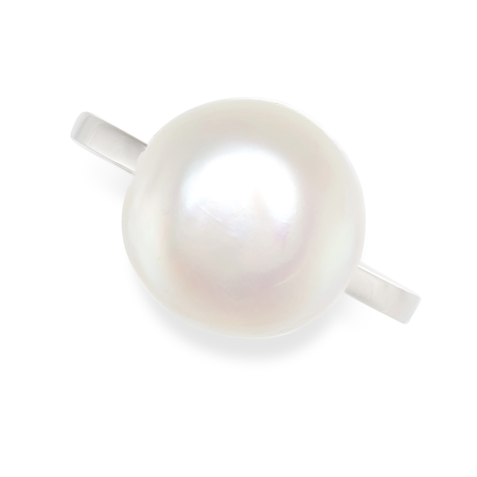 A PEARL RING set with a pearl of 11.3mm, no assay marks, size M / 6, 4.1g.