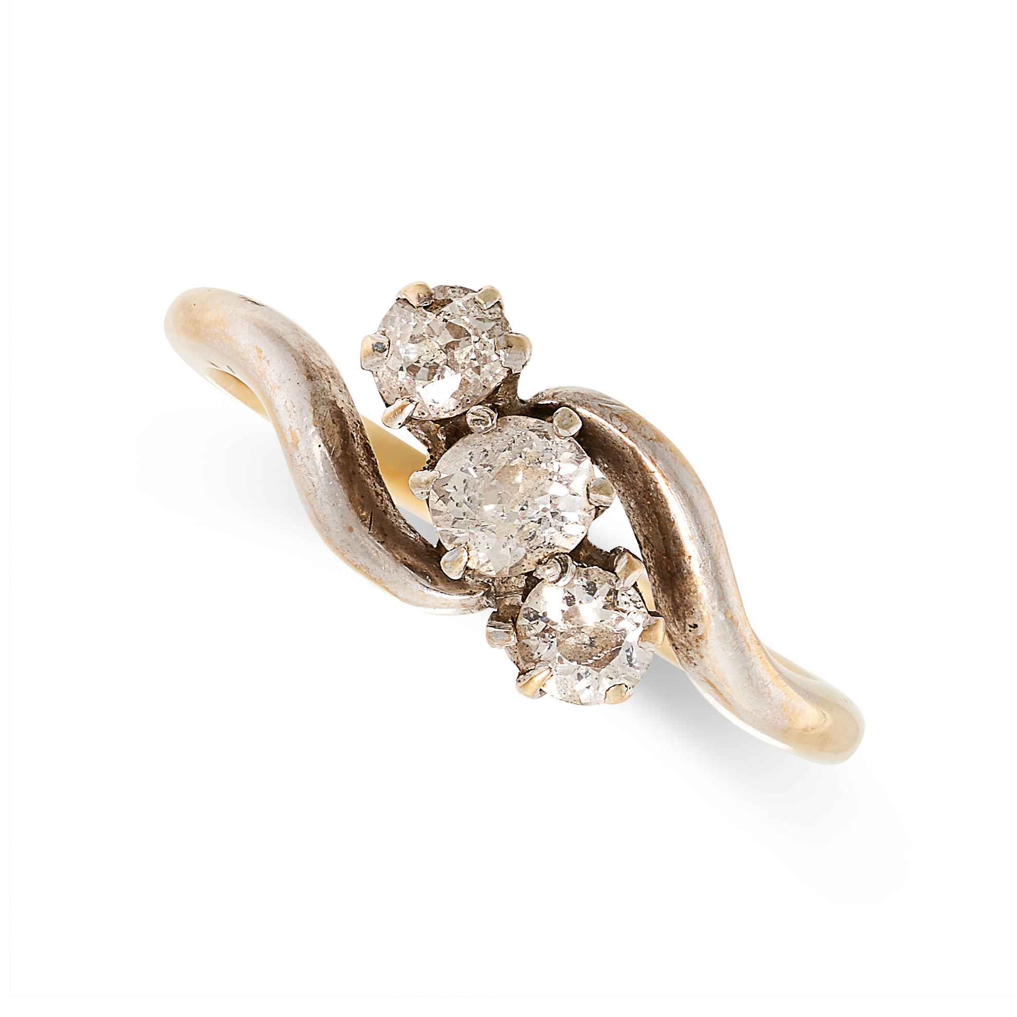 NO RESERVE - A DIAMOND THREE STONE RING, EARLY 20TH CENTURY in 18ct yellow gold and platinum, set