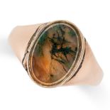 AN ANTIQUE MOSS AGATE POISON RING in 9ct yellow gold, set with an oval piece of moss agate, the