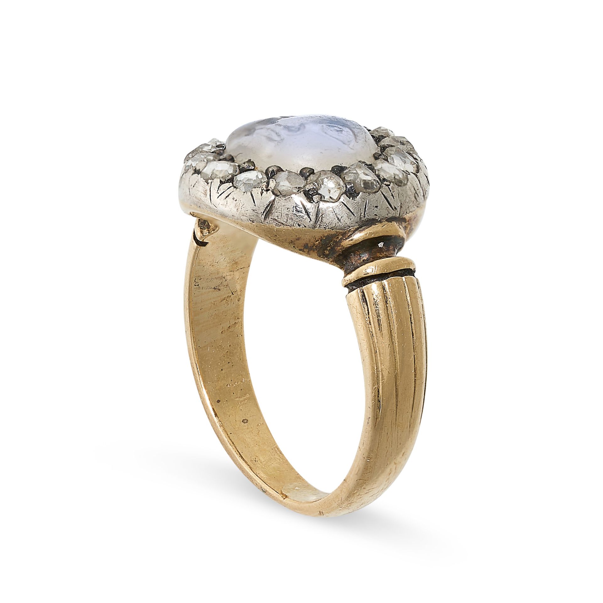 AN ANTIQUE MOONSTONE MAN IN THE MOON AND DIAMOND RING in yellow gold and silver, set with a carved - Bild 2 aus 2