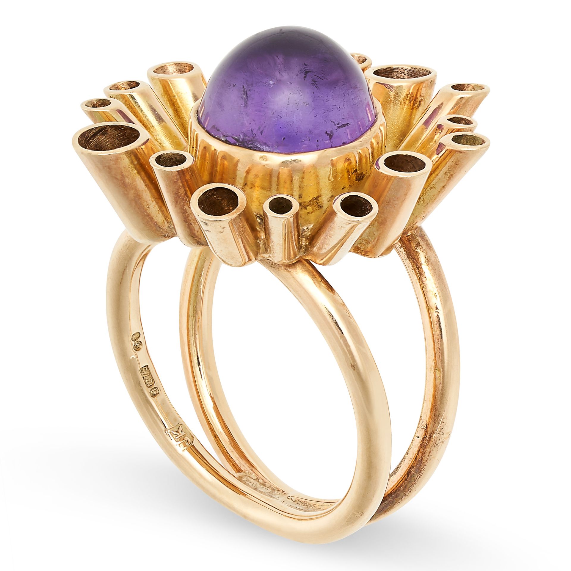 A VINTAGE AMETHYST RING in 9ct yellow gold, set with a cabochon amethyst within an abstract - Bild 2 aus 2