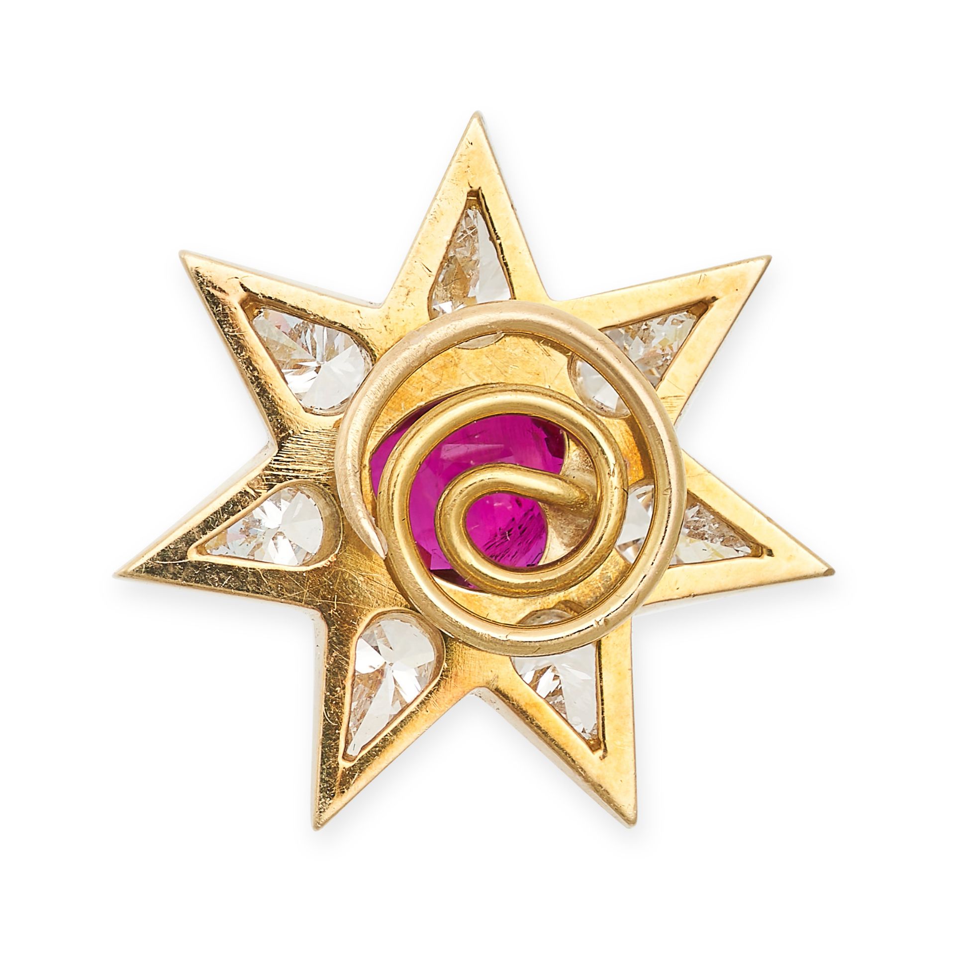 AN UNHEATED RUBY AND DIAMOND LAPEL PIN BROOCH in yellow gold, set with a heart cut ruby of 1.77 - Bild 2 aus 2