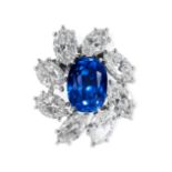 A FINE CEYLON NO HEAT SAPPHIRE AND DIAMOND CLIP BROOCH, MOUNT BY CARTIER in platinum and 18ct