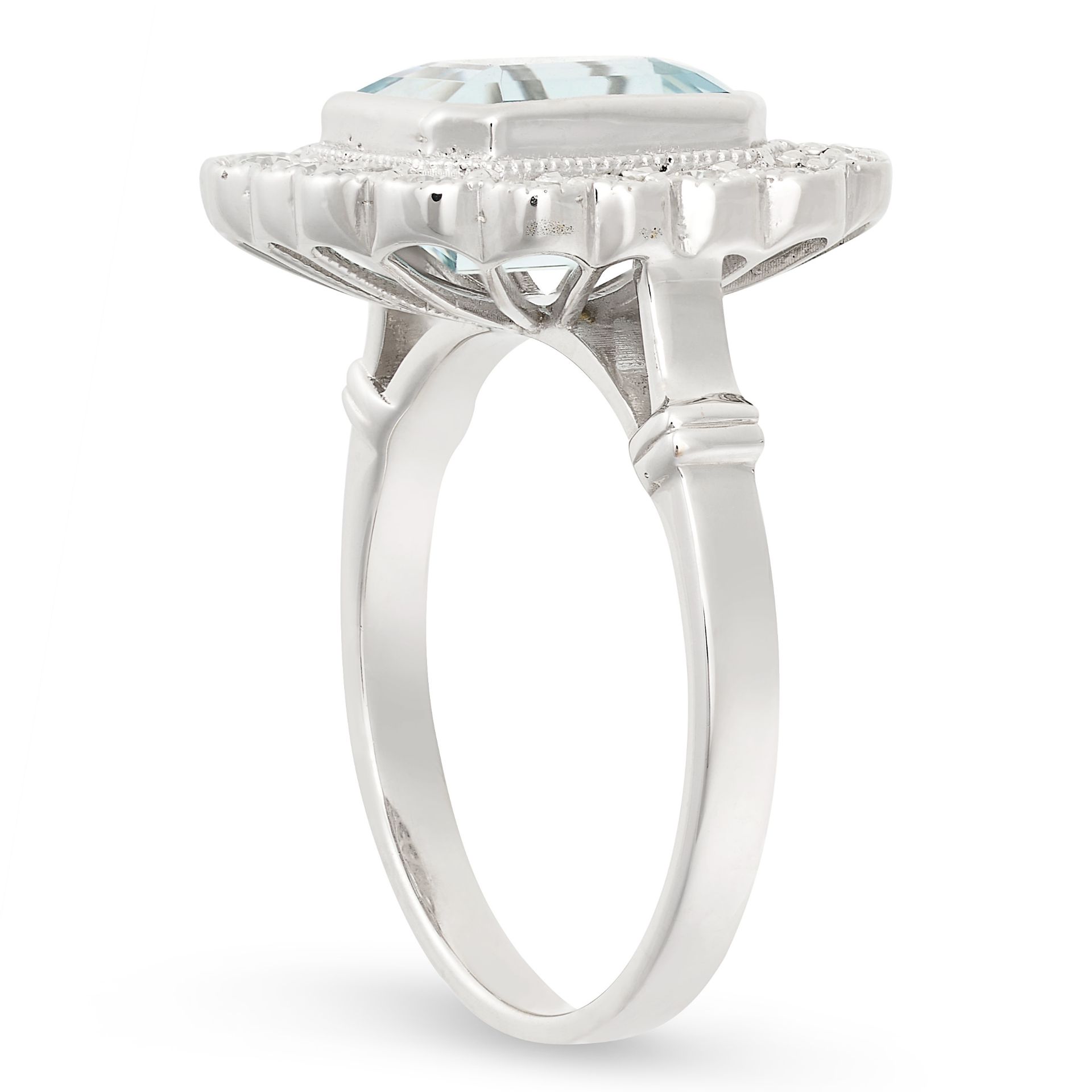 AN AQUAMARINE AND DIAMOND CLUSTER RING set with an emerald cut aquamarine of 3.30 carats in a - Bild 2 aus 2