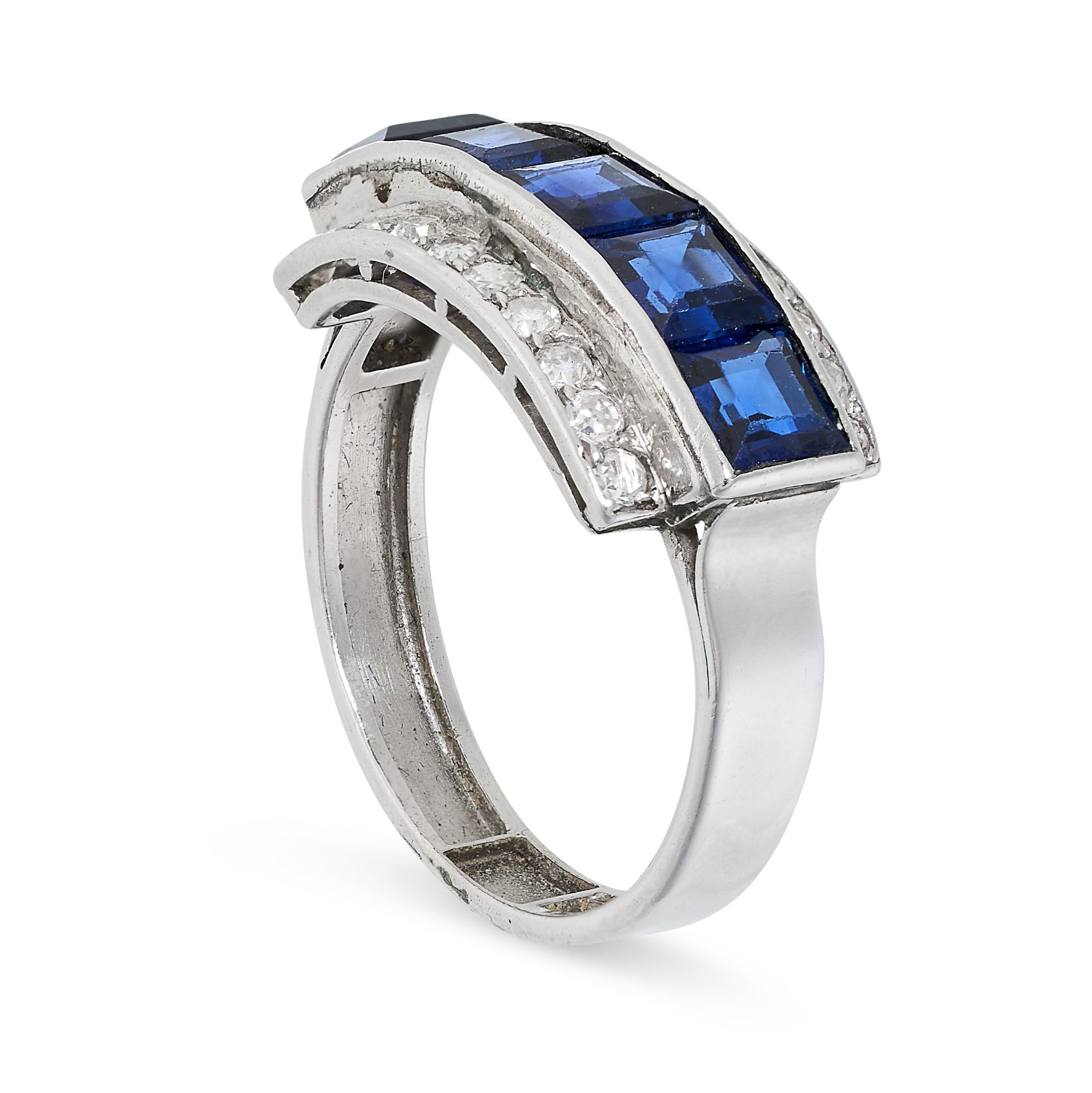 AN ART DECO SAPPHIRE AND DIAMOND RING set with a central panel of step cut sapphires between two - Bild 2 aus 2