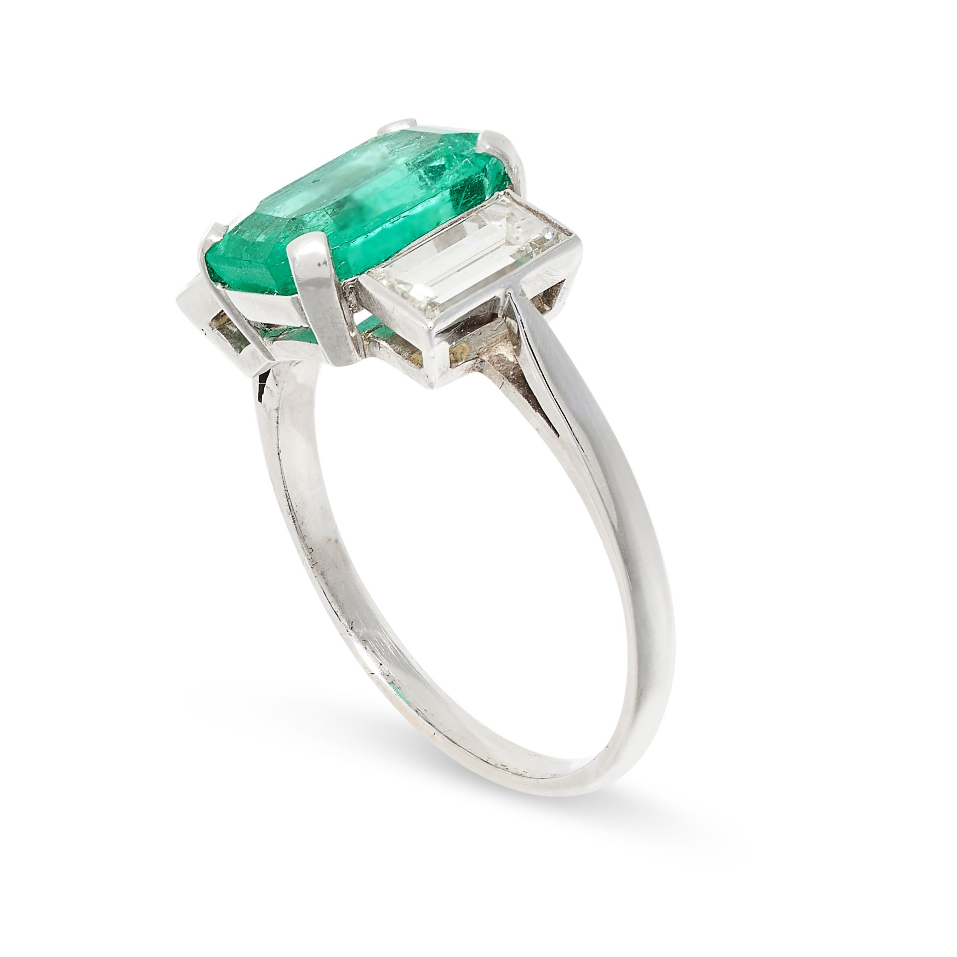 A COLOMBIAN EMERALD AND DIAMOND RING set with an emerald cut emerald of 2.39 carats, between two - Bild 2 aus 2