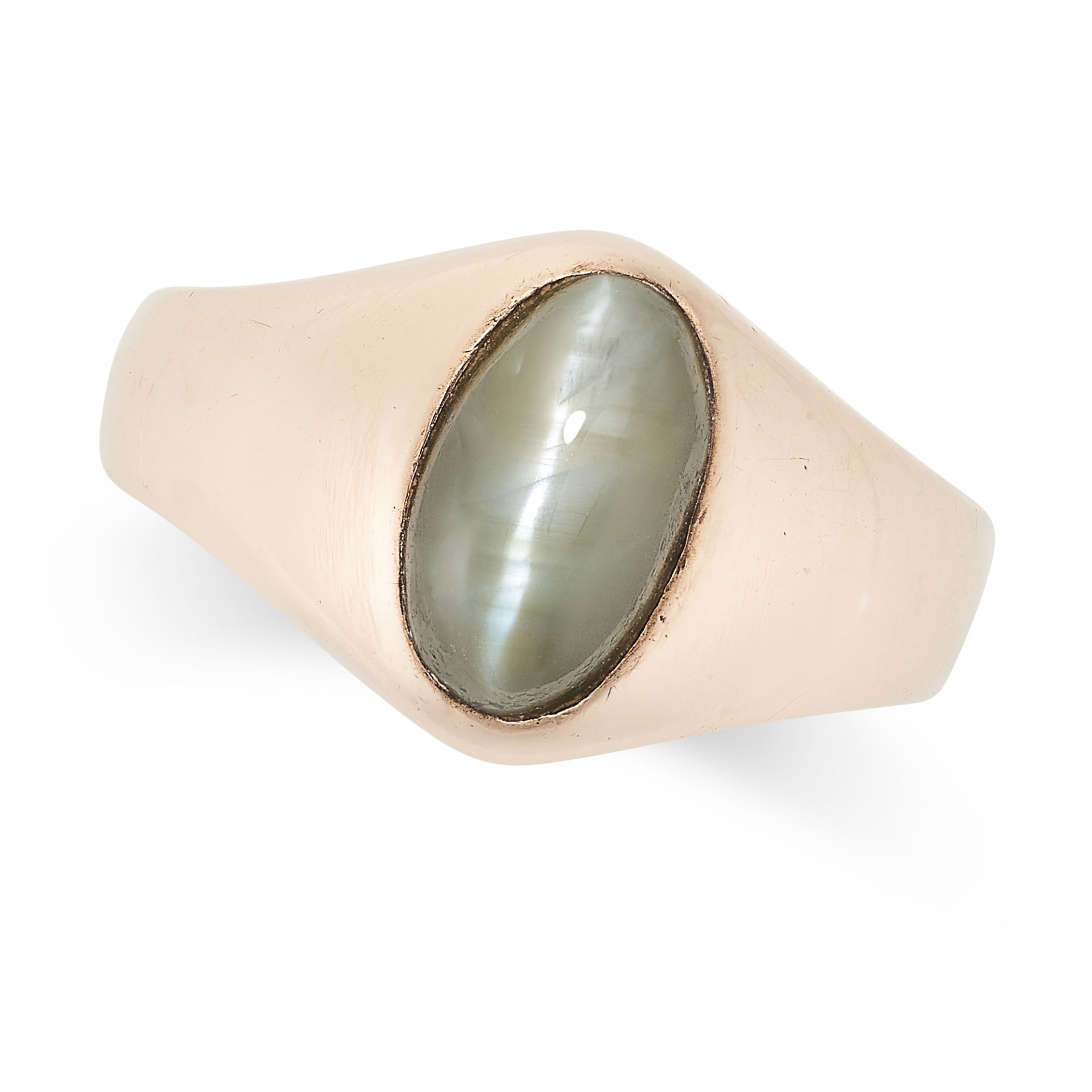 AN ANTIQUE CAT'S EYE GYPSY RING in gold, set with an oval cabochon cat's eye chrysoberyl of