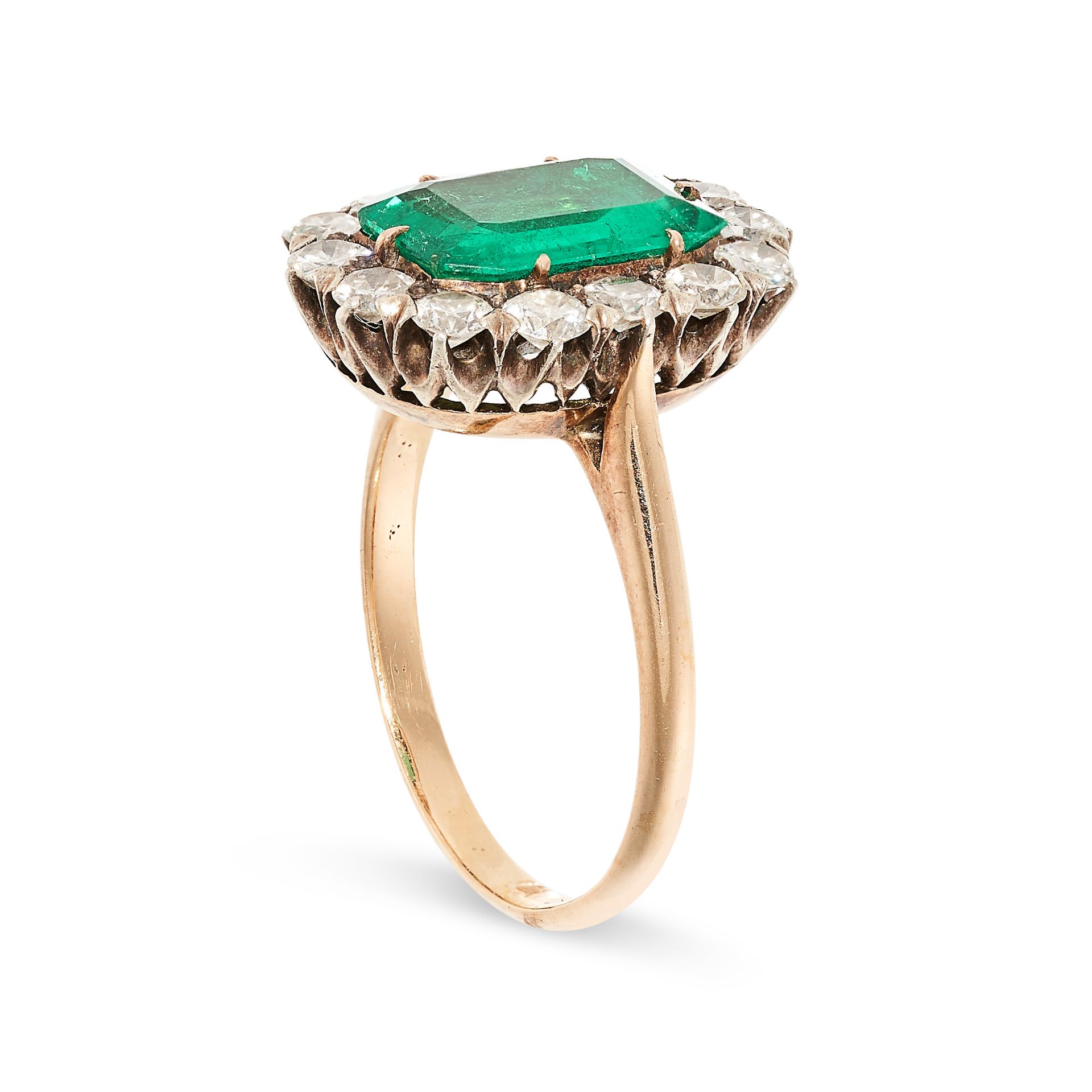 NO RESERVE - AN ANTIQUE COLOMBIAN EMERALD AND DIAMOND CLUSTER RING in 18ct yellow gold, set with - Bild 2 aus 2