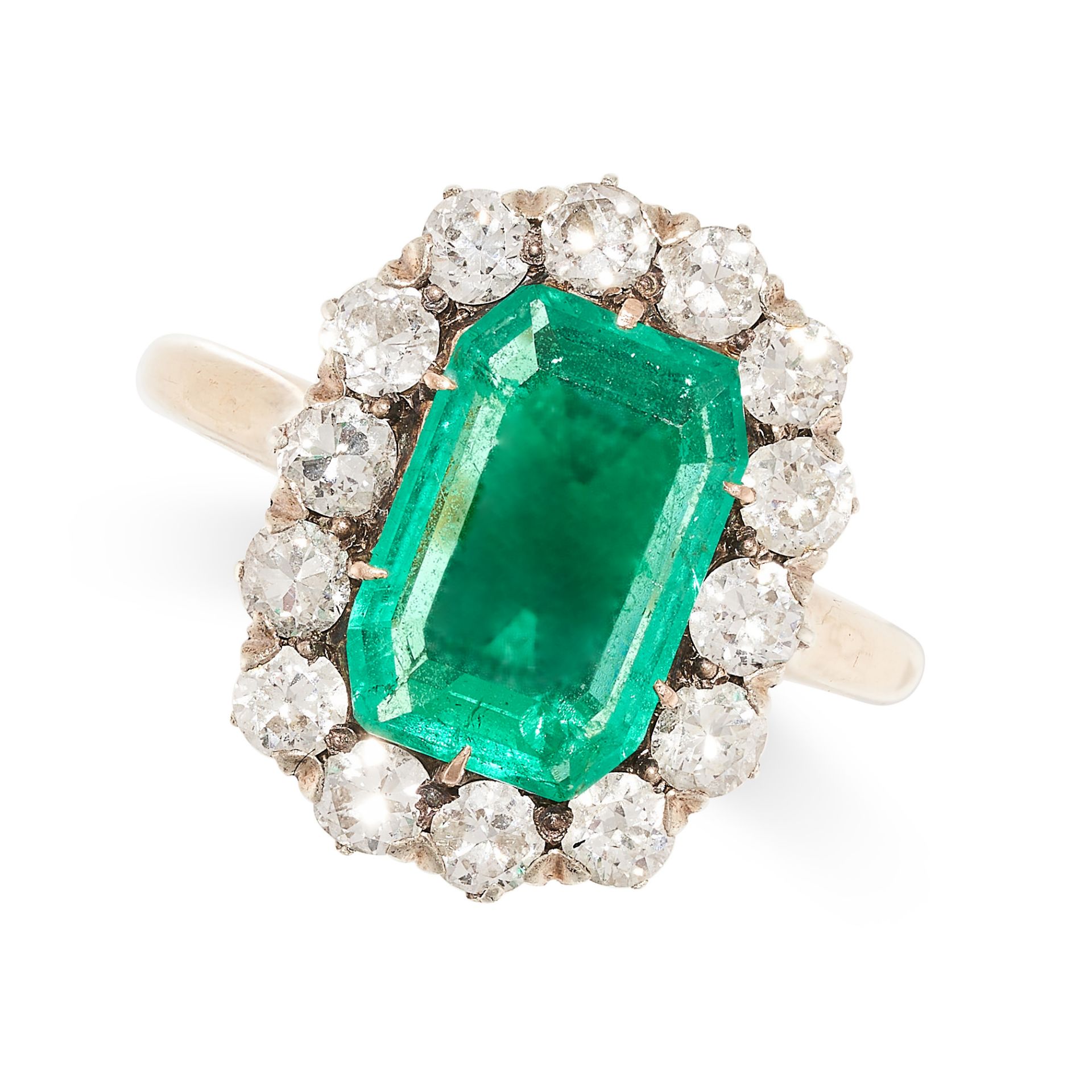 NO RESERVE - AN ANTIQUE COLOMBIAN EMERALD AND DIAMOND CLUSTER RING in 18ct yellow gold, set with