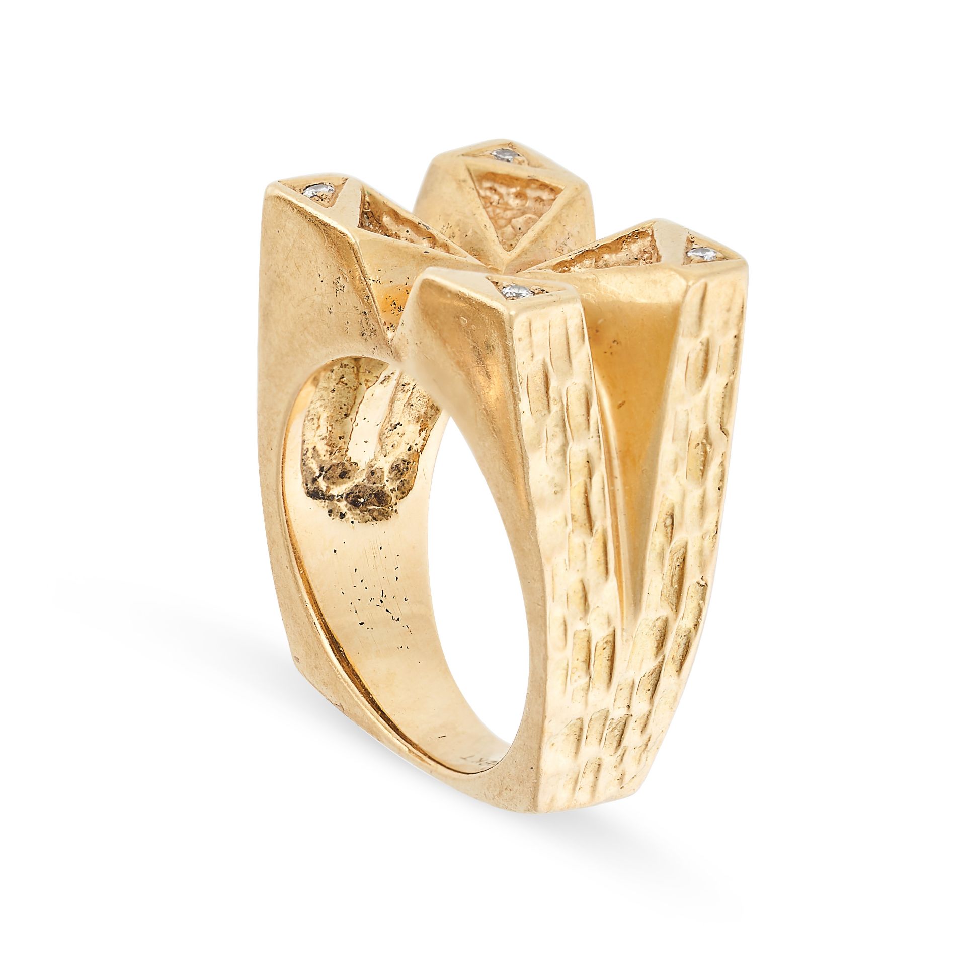 A VINTAGE DIAMOND RING in 18ct yellow gold, in abstract cross design, set with round cut diamonds, - Bild 2 aus 2