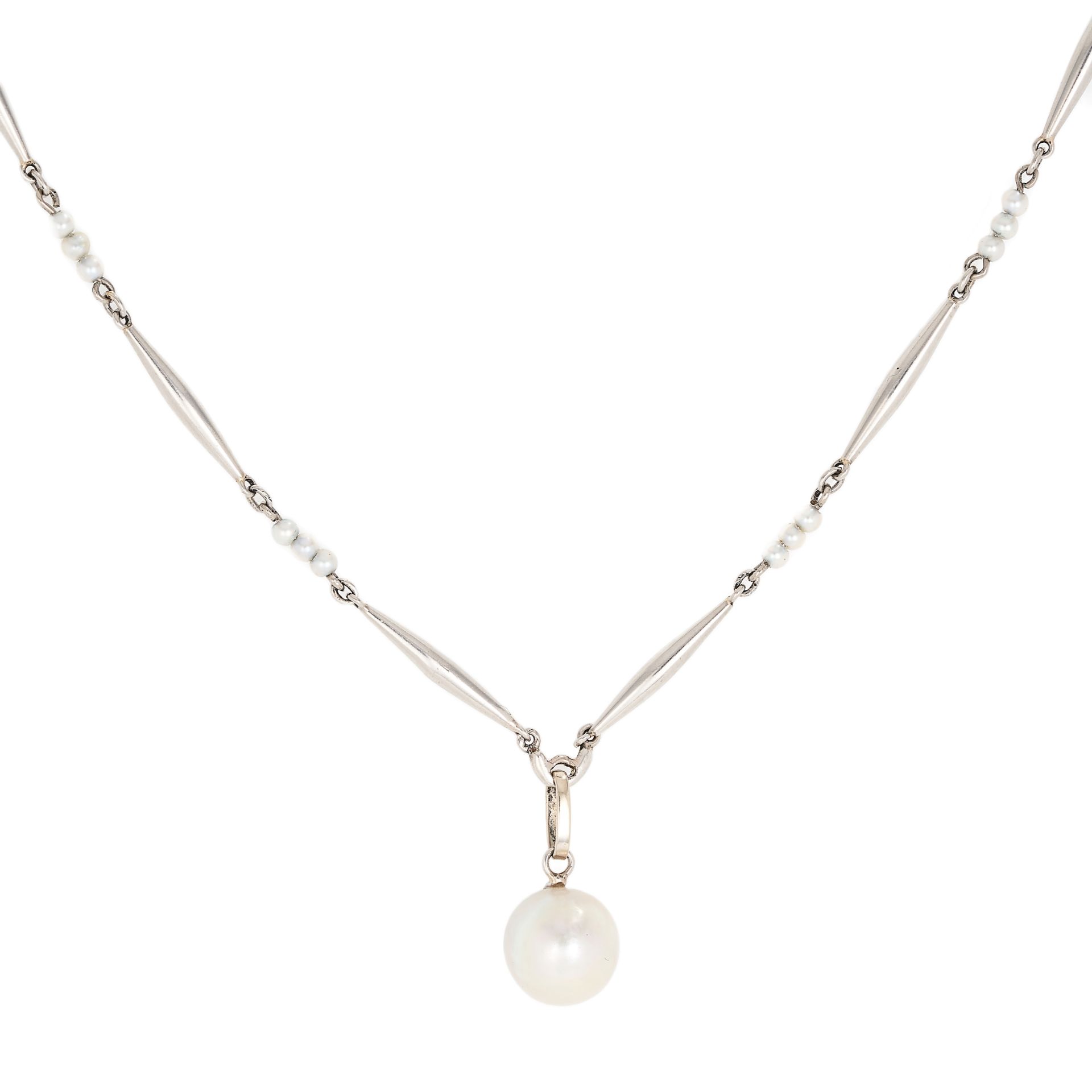 AN ANTIQUE PEARL PENDANT NECKLACE in platinum, set with a pearl of 8.5mm in diameter suspended