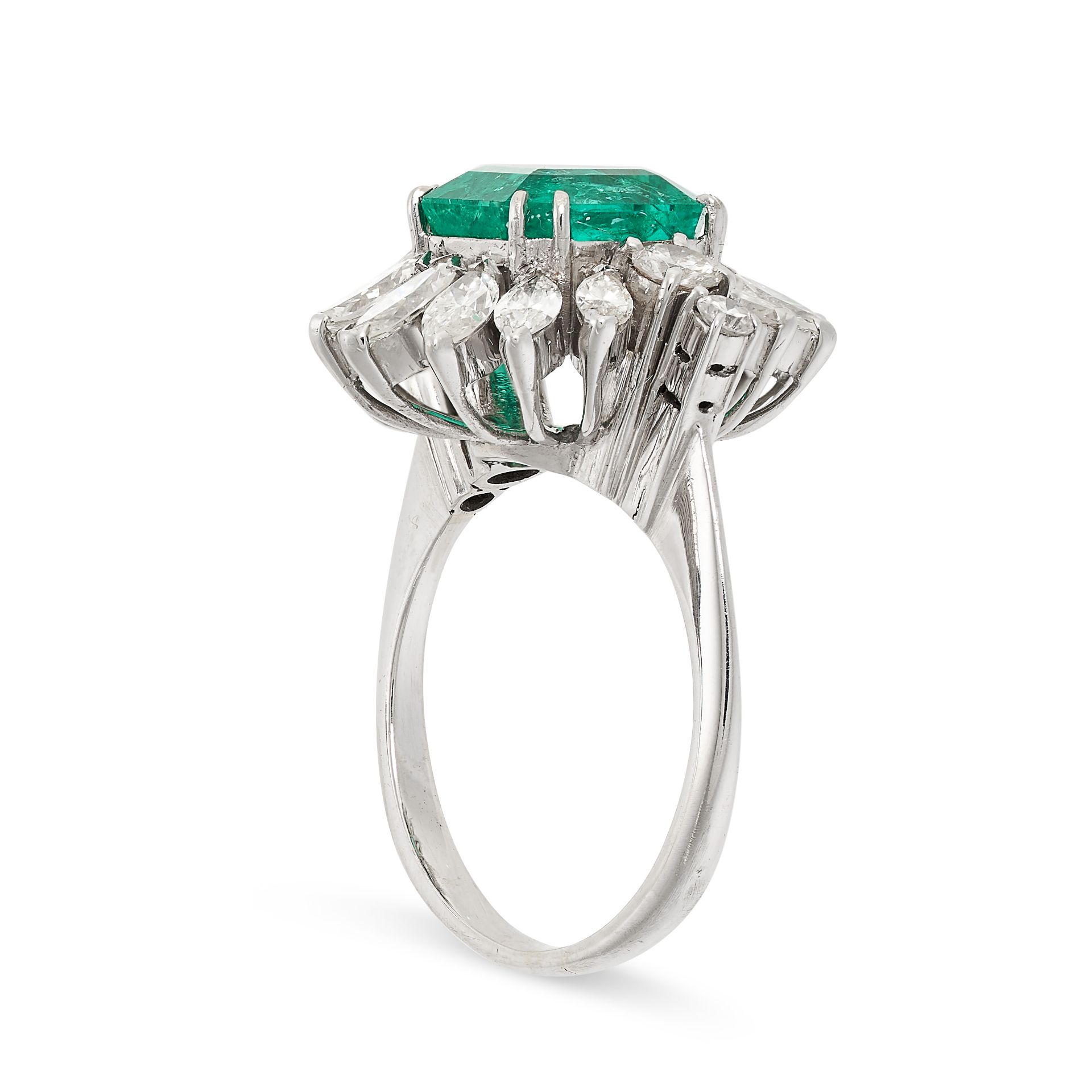 AN EMERALD AND DIAMOND RING set with an octagonal cut emerald of 3.75 carats in a cluster of round - Bild 2 aus 2