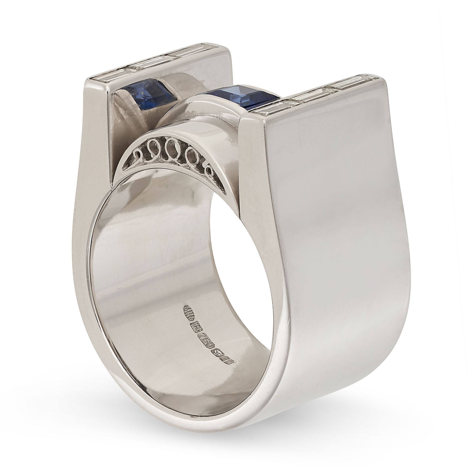 MAPPIN & WEBB, A SAPPHIRE AND DIAMOND RING in 18ct white gold, in geometric design, set with a - Bild 2 aus 2