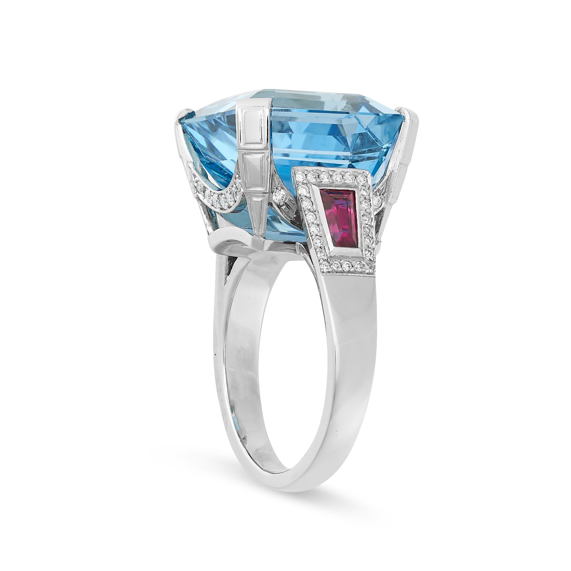 AN AQUAMARINE, RUBY AND DIAMOND COCKTAIL RING in platinum, set with an emerald cut aquamarine of - Bild 2 aus 2