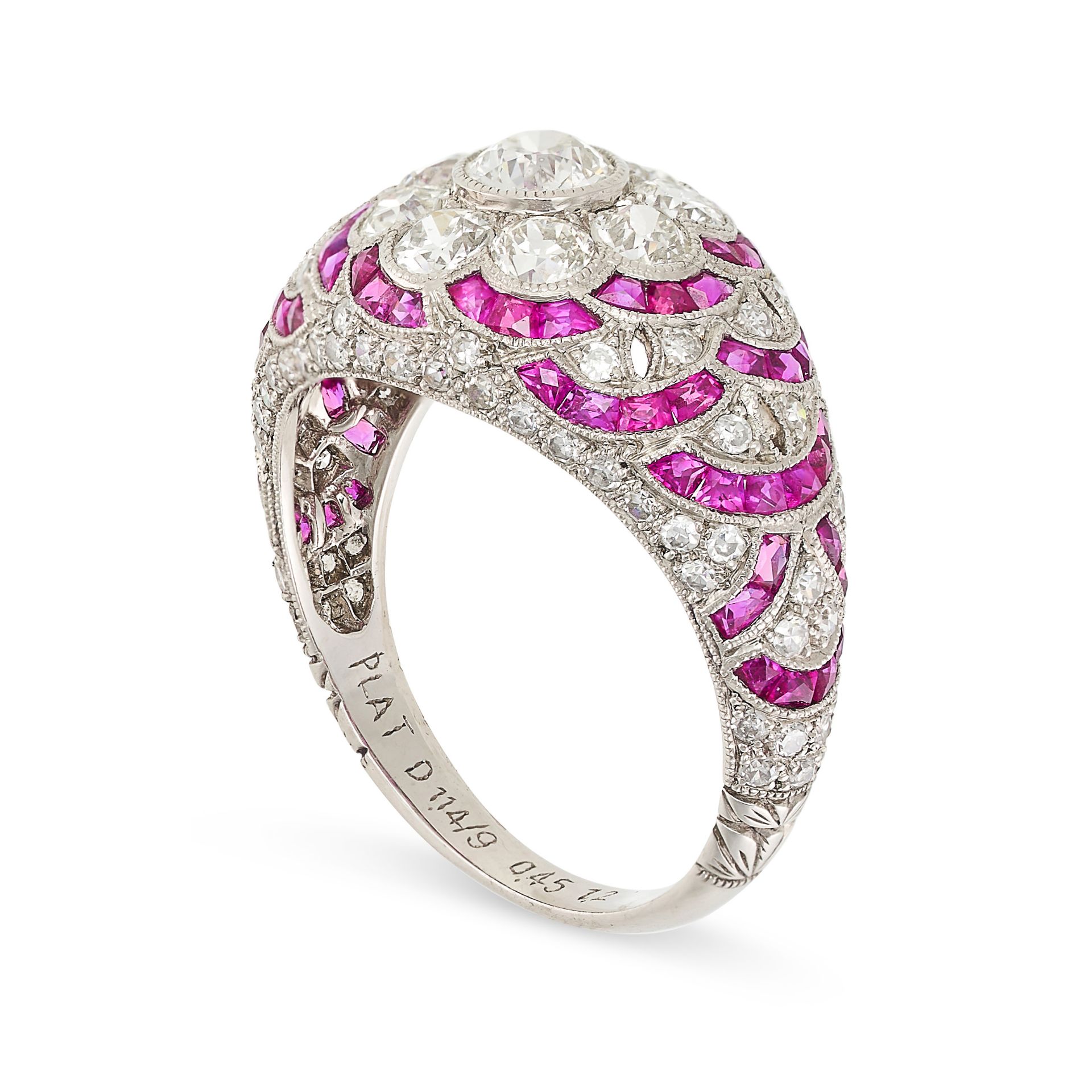 A RUBY AND DIAMOND RING set with a central cluster of old cut diamonds, accented by scallop motifs - Bild 2 aus 2