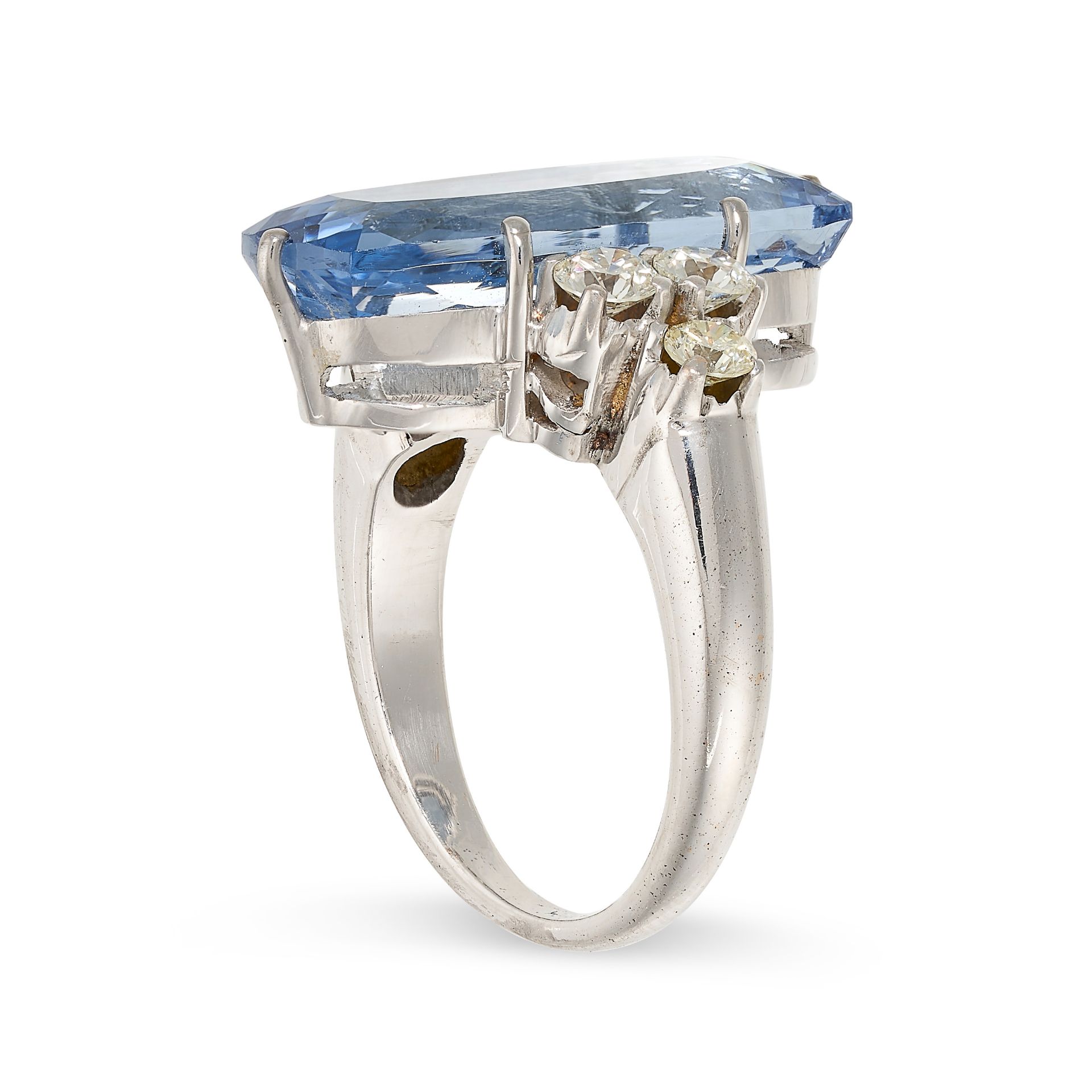 AN AQUAMARINE AND DIAMOND RING set with an elongated cushion cut aquamarine of 15.70 carats, the - Bild 2 aus 2