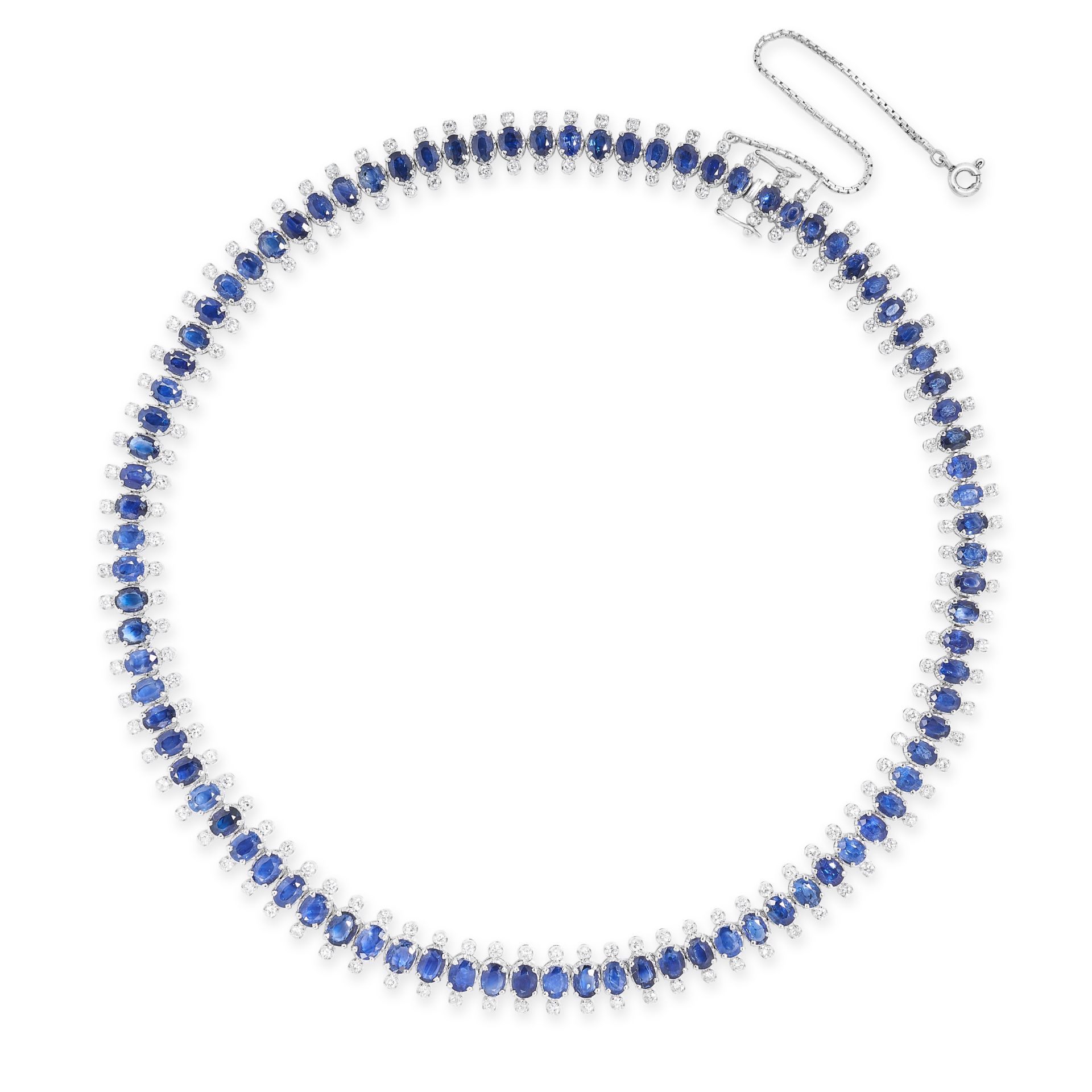 A SAPPHIRE AND DIAMOND SUITE comprising a necklace, a pair of earrings and a ring, the necklace - Bild 2 aus 5