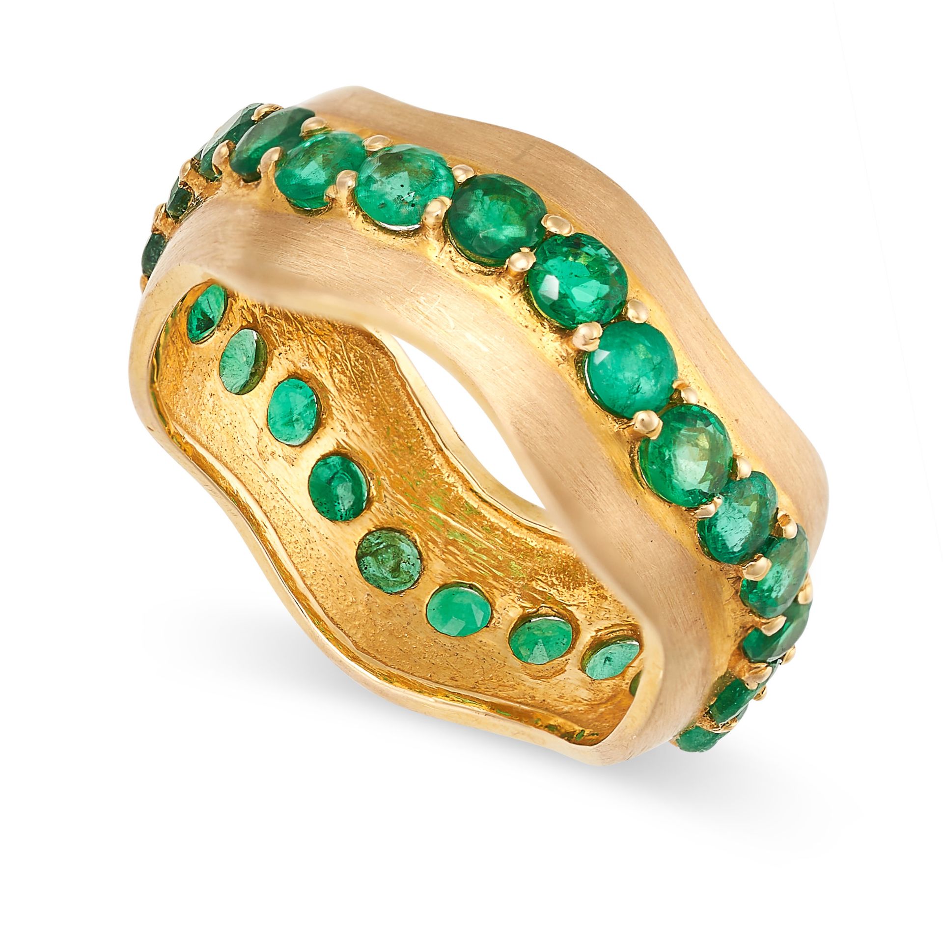 AN EMERALD BAND RING the undulating band set with a row of round cut emeralds totalling 2.8-3.0 - Bild 2 aus 2