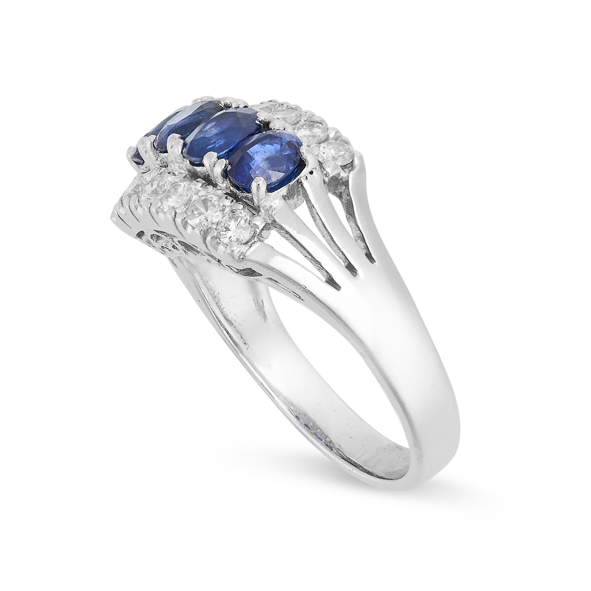 A SAPPHIRE AND DIAMOND SUITE comprising a necklace, a pair of earrings and a ring, the necklace - Bild 5 aus 5