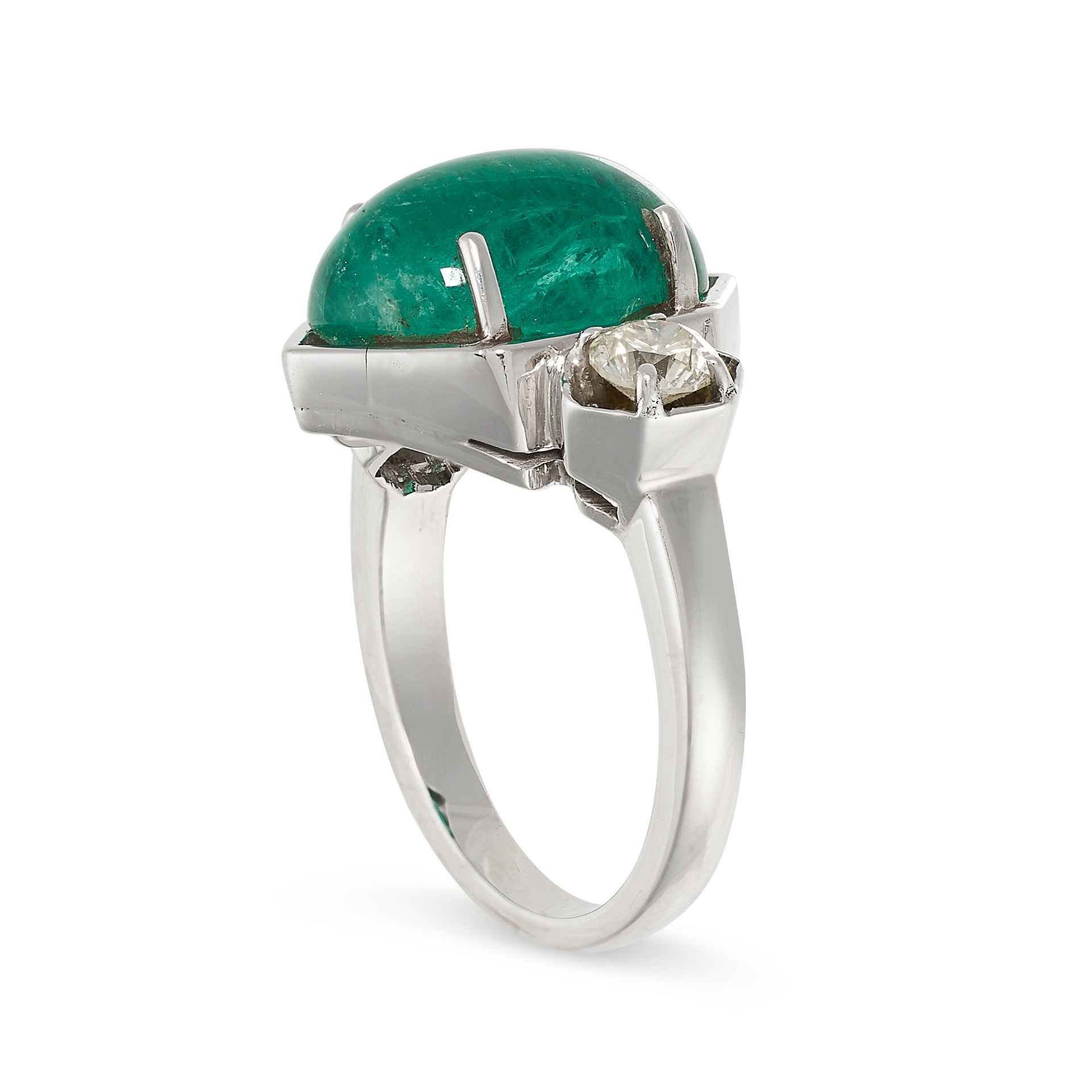 AN EMERALD AND DIAMOND RING in 18ct white gold, set with a cabochon emerald of 2.00 carats, accented - Bild 2 aus 2