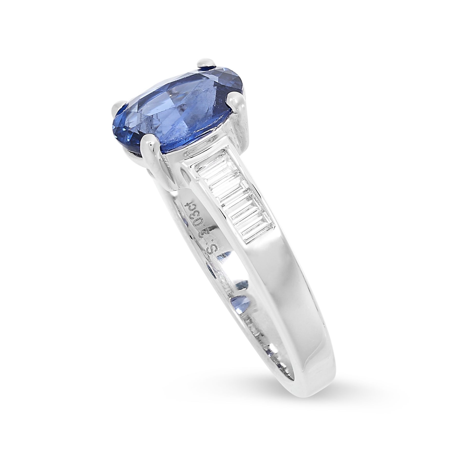 A SAPPHIRE AND DIAMOND RING set with an oval cut sapphire of 2.03 carats between rows of baguette - Bild 2 aus 2