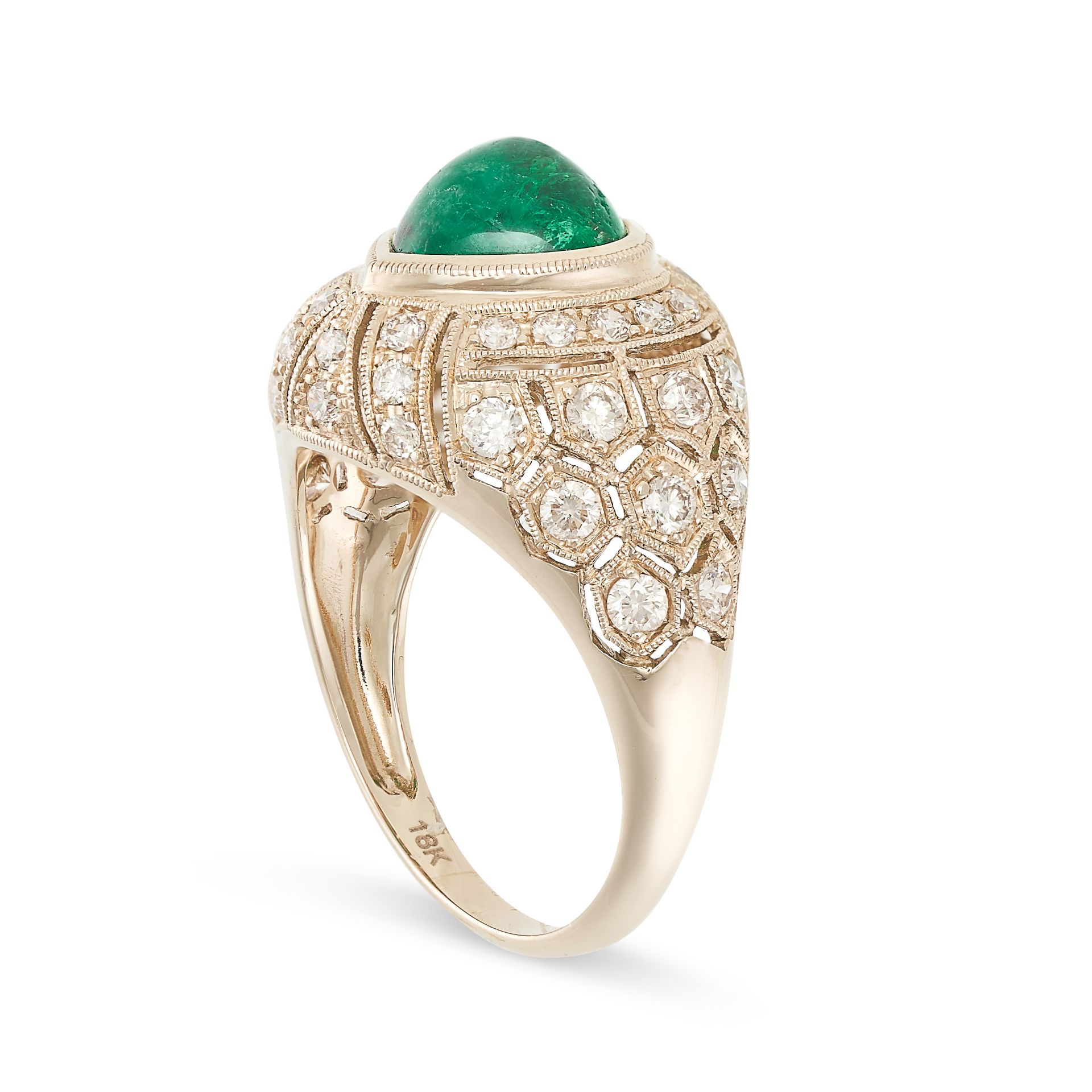 AN EMERALD AND DIAMOND RING in bombe design, set with a central heart shaped cabochon emerald within - Bild 2 aus 2