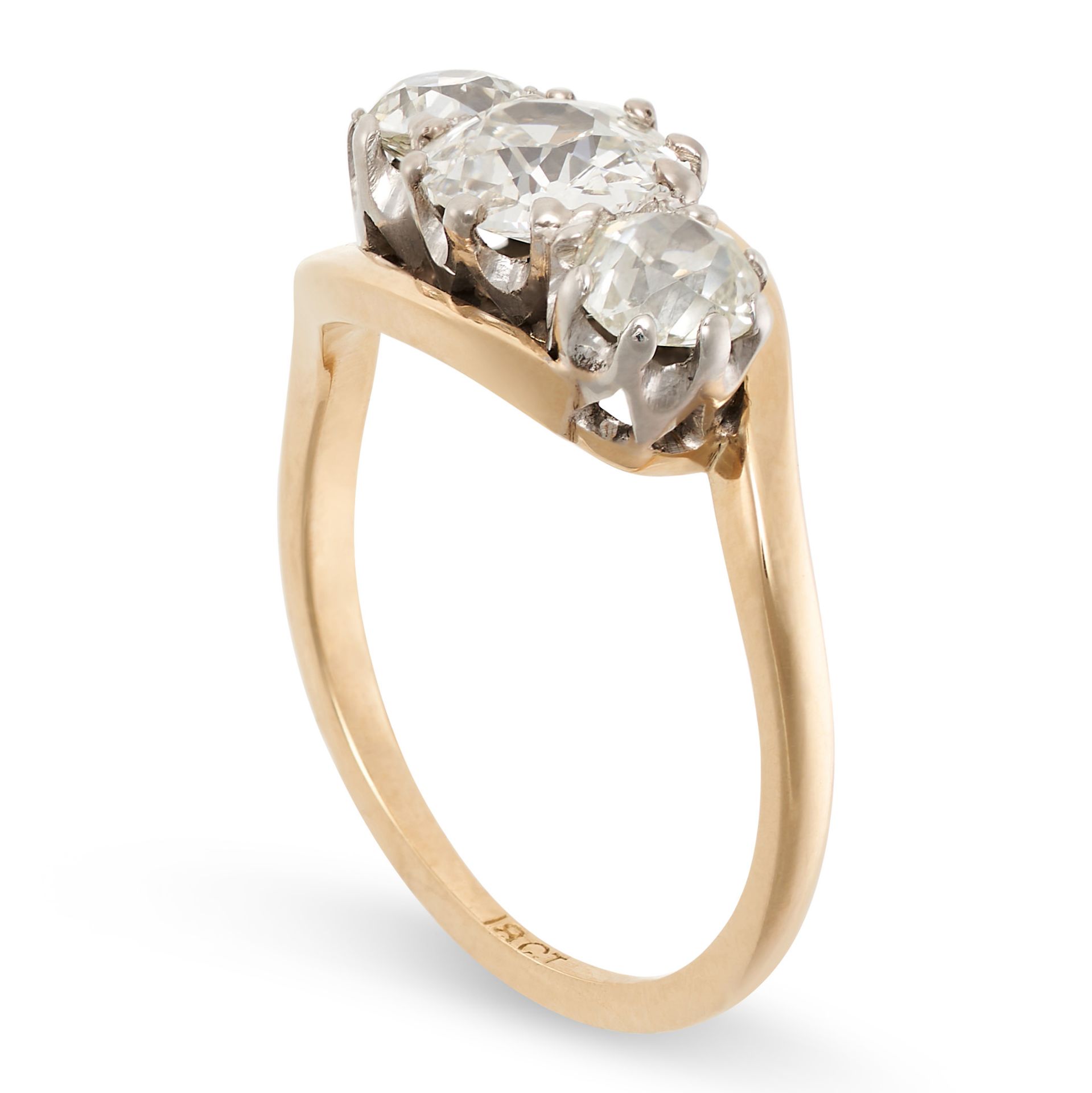 AN DIAMOND THREE STONE RING in 18ct yellow gold, set with three old mine cut diamonds all - Bild 2 aus 2