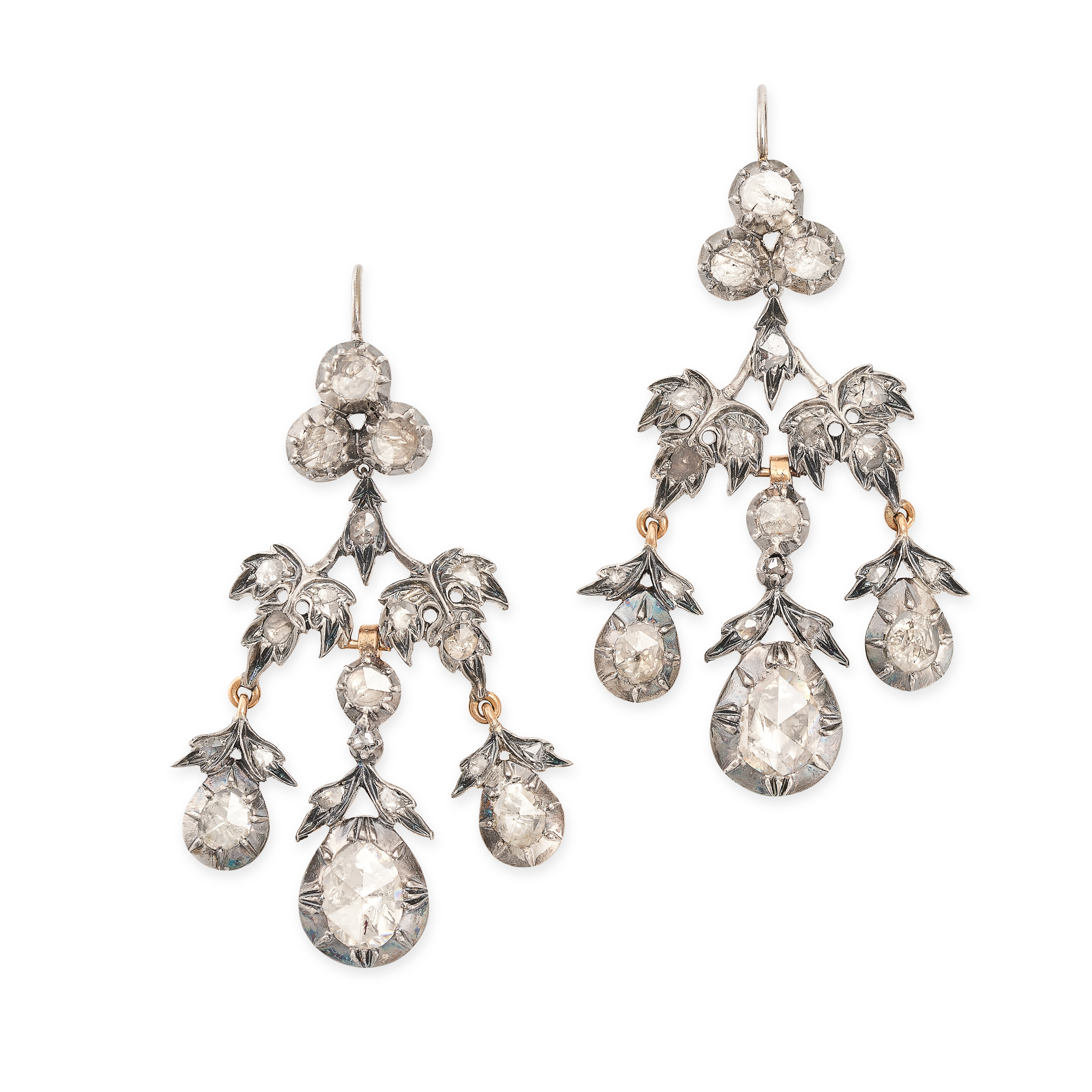 AN ANTIQUE DIAMOND BROOCH AND EARRINGS DEMI PARURE in yellow gold and silver, comprising a pair of - Image 2 of 2