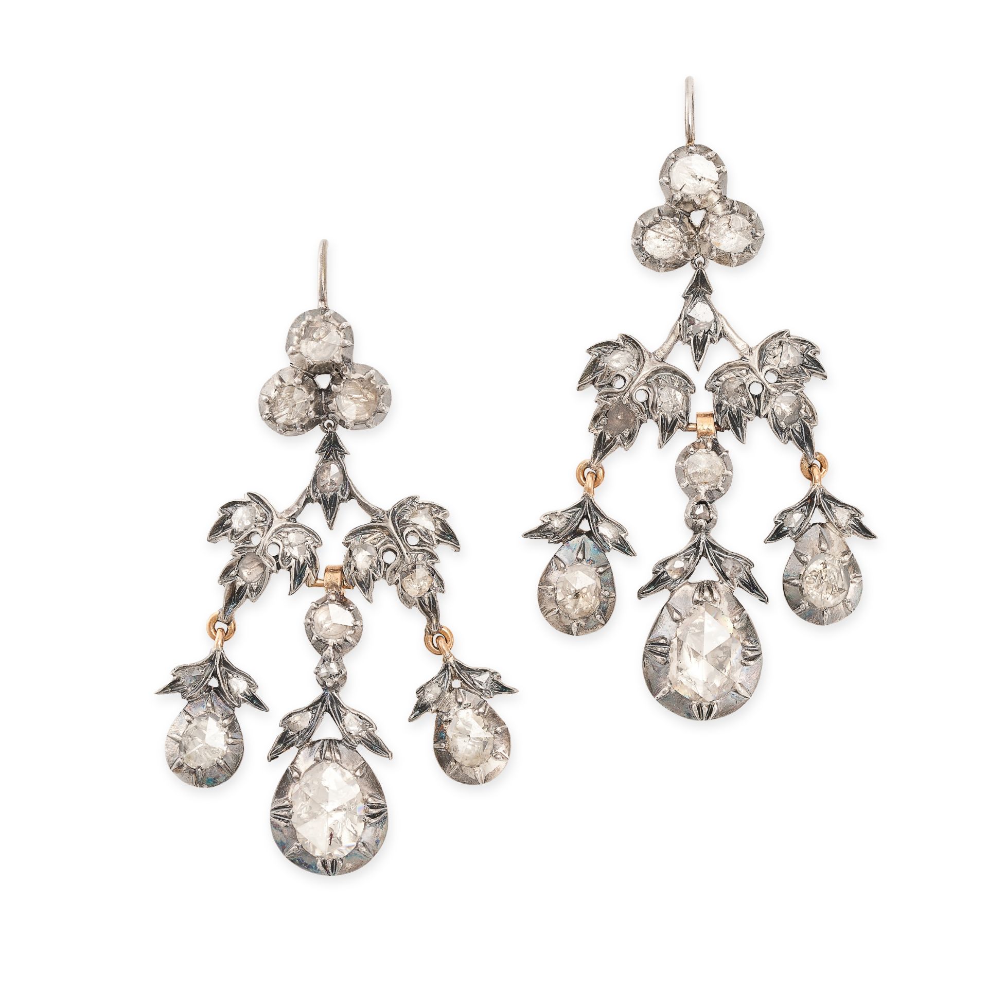 AN ANTIQUE DIAMOND BROOCH AND EARRINGS DEMI PARURE in yellow gold and silver, comprising a pair of - Bild 2 aus 2