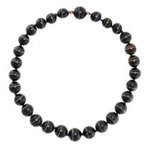 AN ANTIQUE BANDED AGATE BEAD NECKLACE comprising a single row of twenty-nine graduated polished