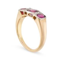 A RUBY AND DIAMOND RING in yellow gold, set with three cushion cut rubies, punctuated by pairs of
