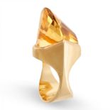 A CITRINE DRESS RING in 18ct yellow gold, in abstract design, set with a protruding faceted citrine,