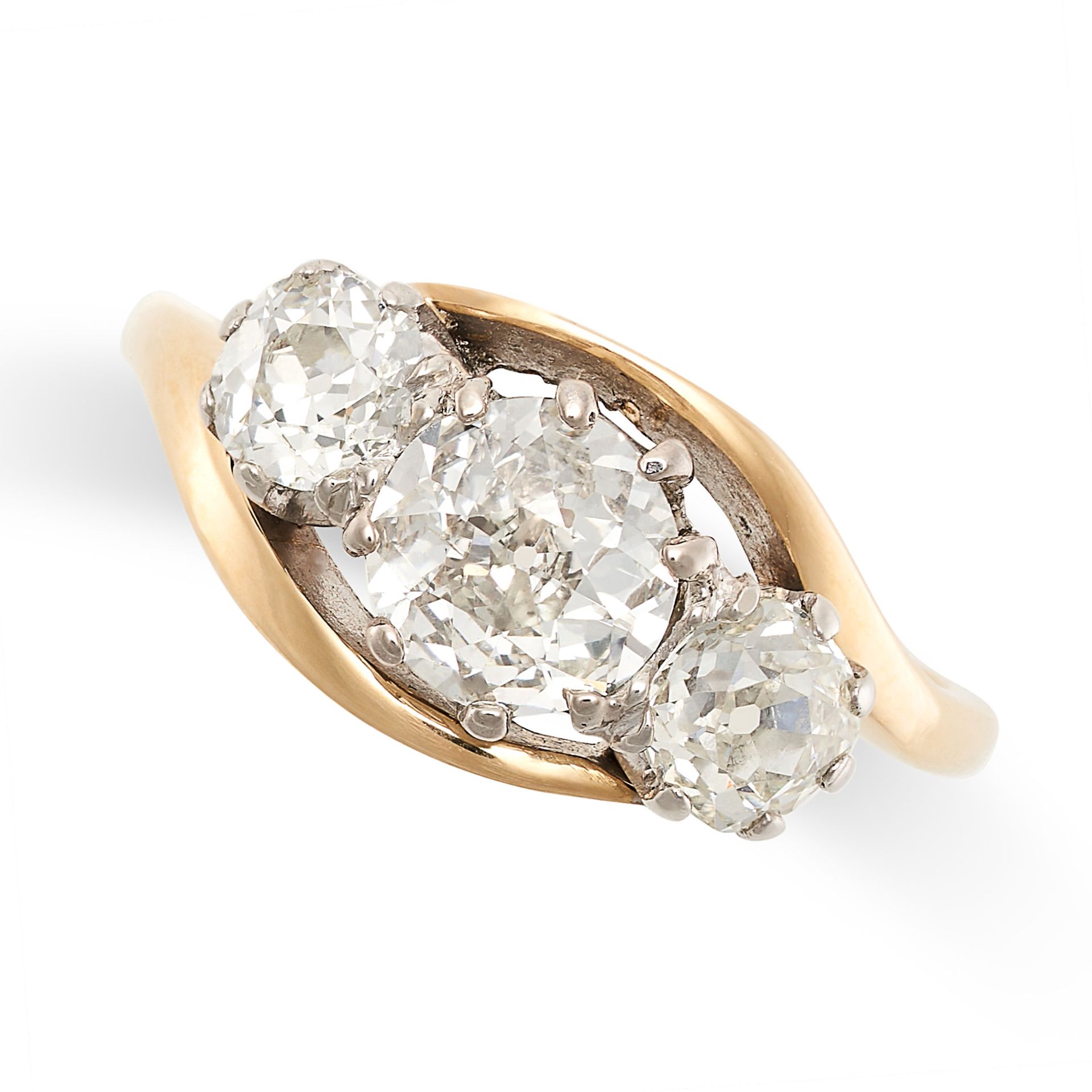 AN DIAMOND THREE STONE RING in 18ct yellow gold, set with three old mine cut diamonds all