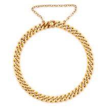 AN ANTIQUE GOLD CURB LINK CHAIN BRACELET in yellow gold, formed of a series of curb links, no