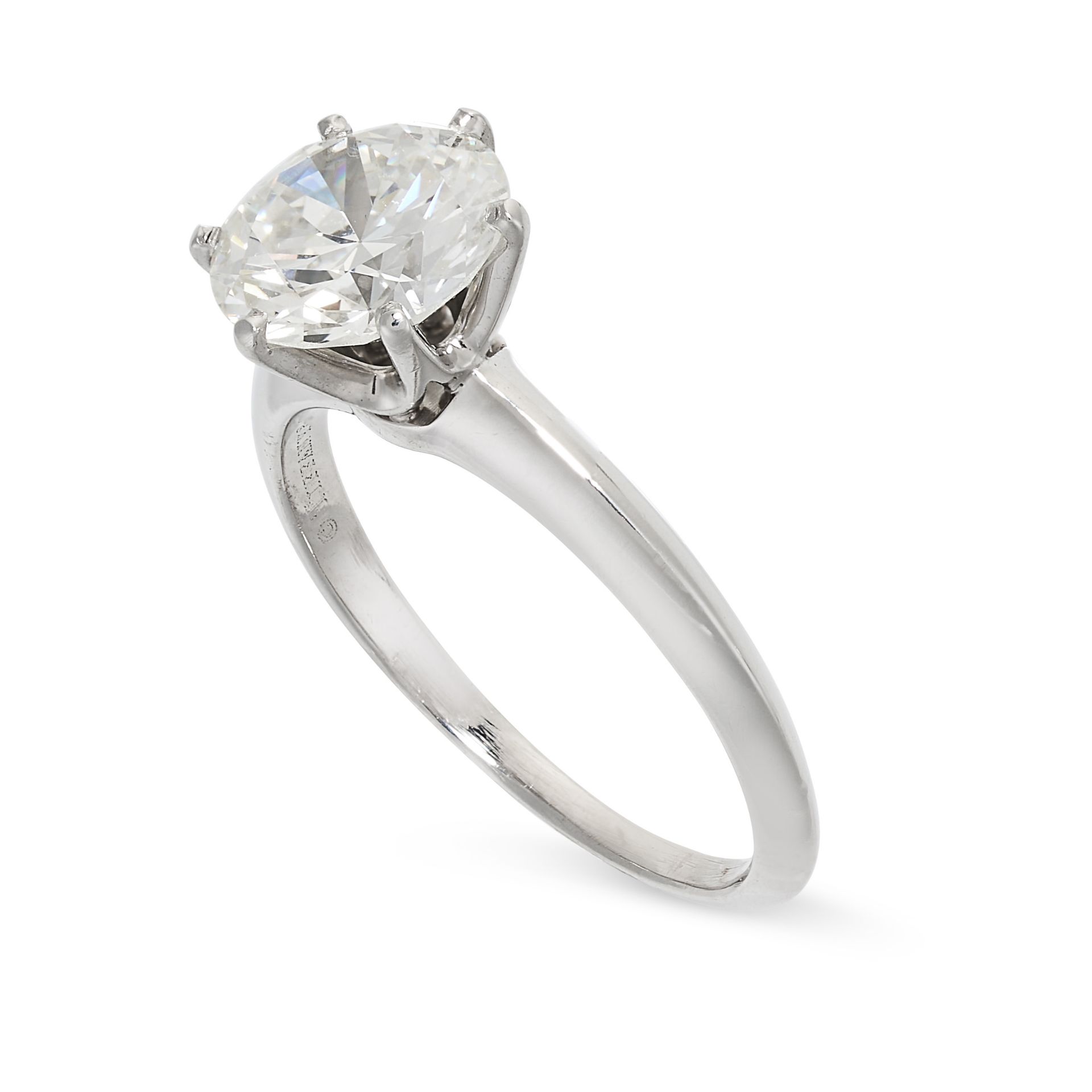 TIFFANY & CO, A SOLITAIRE DIAMOND ENGAGEMENT RING in platinum, set with a round brilliant cut - Bild 2 aus 2